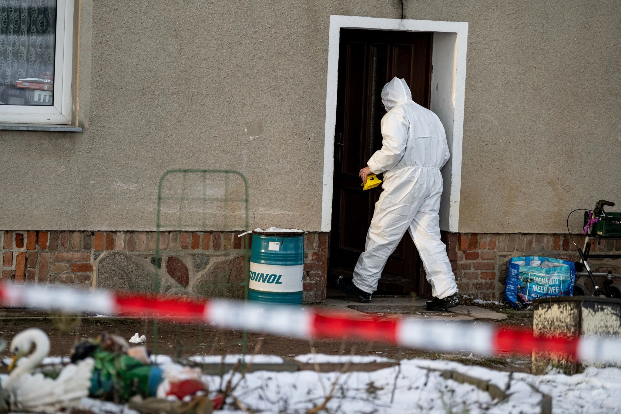 Einsatzkräfte der Spurensicherung gehen in ein Haus nach einer Attacke mit einem «Stichwerkzeug». Bei dem Gewaltverbrechen in dem kleinen Dorf im Nordosten Brandenburgs sind ein Jugendlicher und eine Frau getötet worden. 