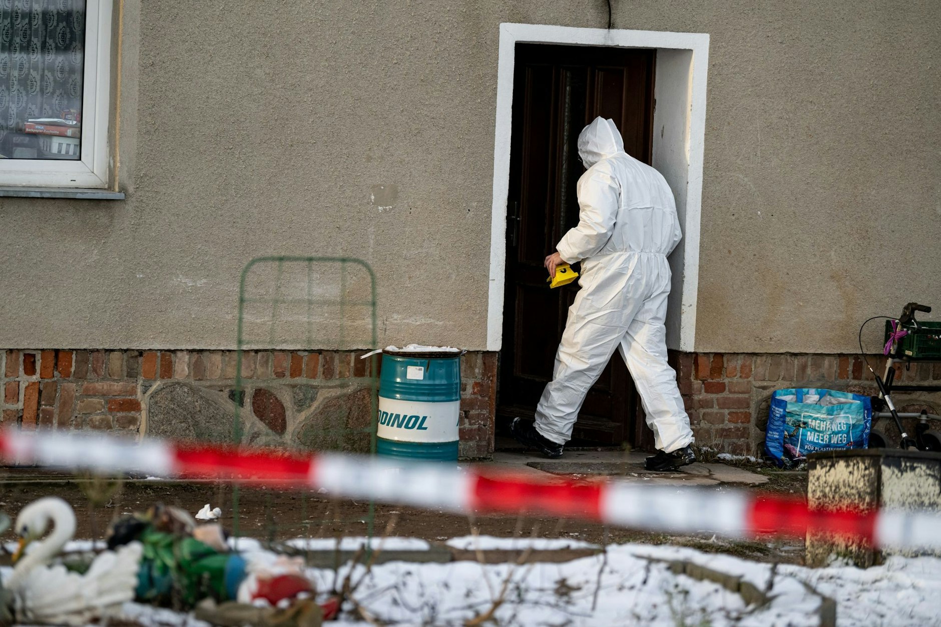 Einsatzkräfte der Spurensicherung gehen in ein Haus nach einer Attacke mit einem «Stichwerkzeug». Bei dem Gewaltverbrechen in dem kleinen Dorf im Nordosten Brandenburgs sind ein Jugendlicher und eine Frau getötet worden. 