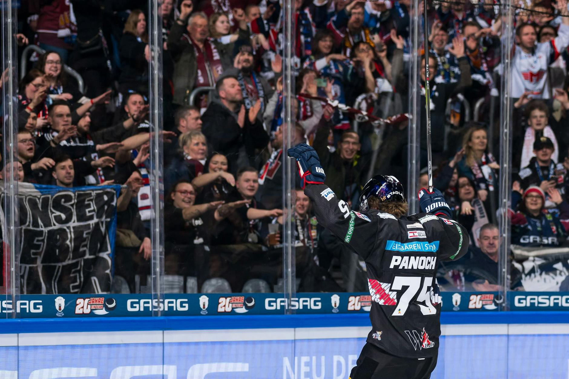 Wird von den Fans gefeiert und bedankt sich für den tollen Empfang: Eisbären-Rückkehrer Norwin Panocha.