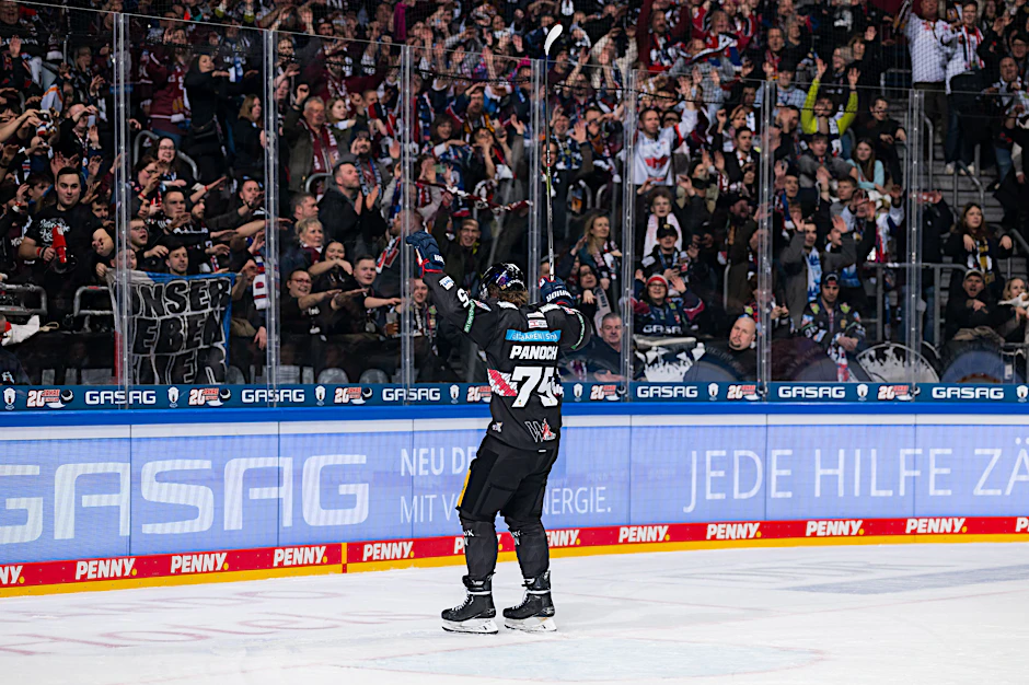 Wird von den Fans gefeiert und bedankt sich für den tollen Empfang: Eisbären-Rückkehrer Norwin Panocha.
