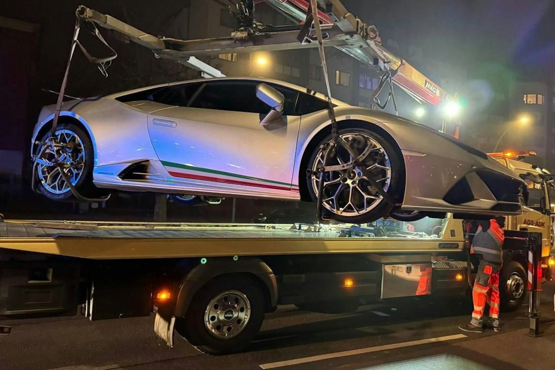 Am Freitagabend fielen der Polizei auf dem Tempelhofer Damm zwei Fahrzeuge auf, die zusammen auf die A 100 auffuhren – augenscheinlich, um bei einem illegalen Rennen ihre Pferdestärken zu messen. Nach dem „Zieleinlauf“ wurde dieser „Lambo“ beschlagnahmt.