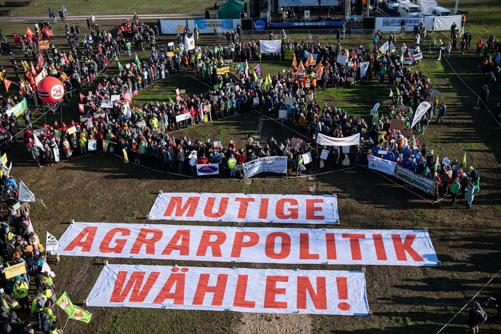 Menschen bilden ein Wahlkreuz&nbsp;hinter Bannern mit der Aufschrift „Mutige Agrarpolitik wählen!“ bei der Demonstration unter dem Motto „Wir haben es satt“ im Berliner Regierungsviertel.