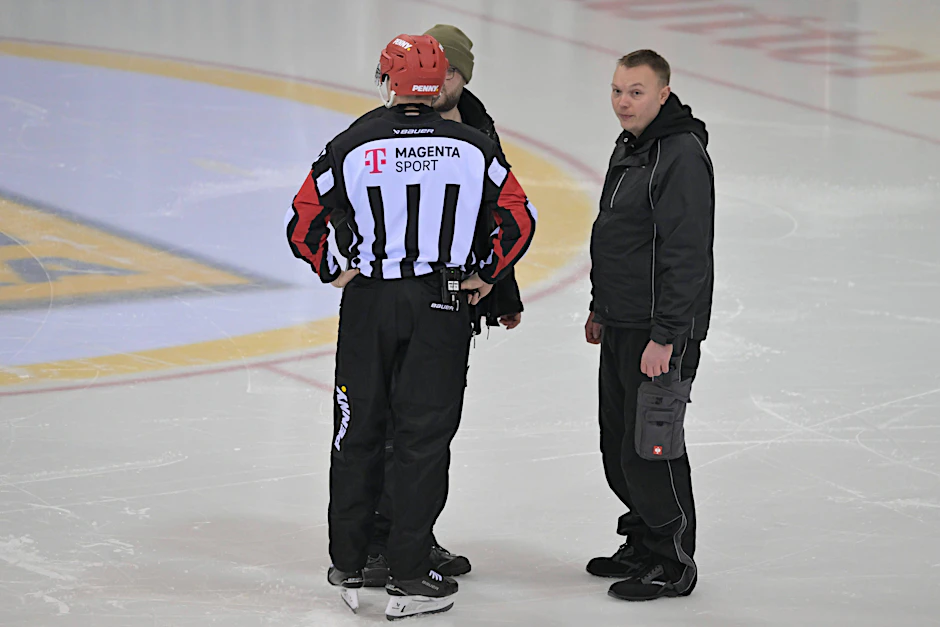 Nach kurzer Beratung brechen die Schiedsrichter das Spiel ab. 