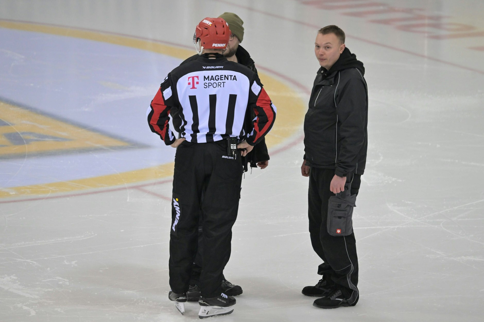 Nach kurzer Beratung brechen die Schiedsrichter das Spiel ab. 