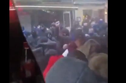 Der Screenshot vom Gewaltvideo bei der Prügelattacke von Hamburger Hooligans gegen Kölner Fans.
