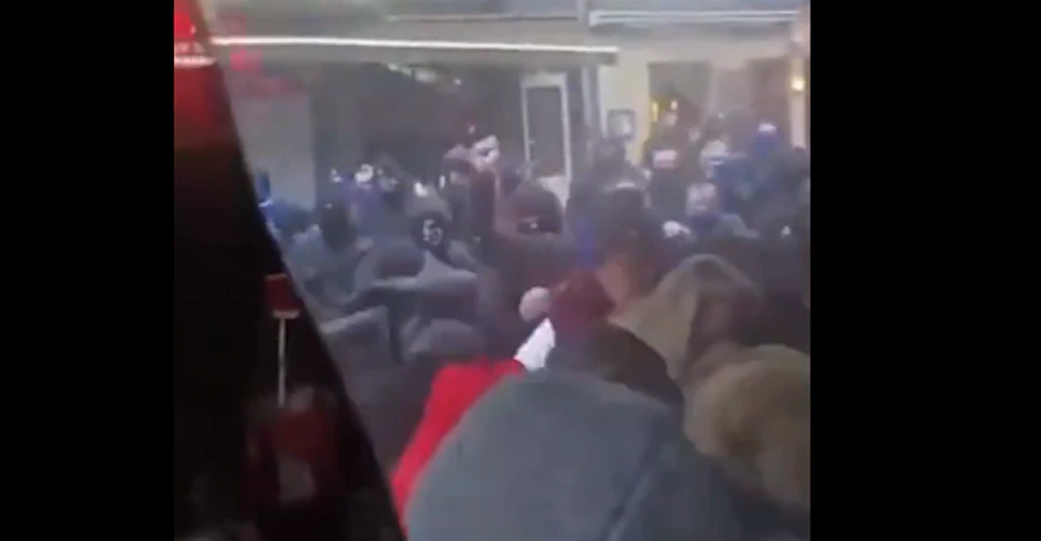 Der Screenshot vom Gewaltvideo bei der Prügelattacke von Hamburger Hooligans gegen Kölner Fans.