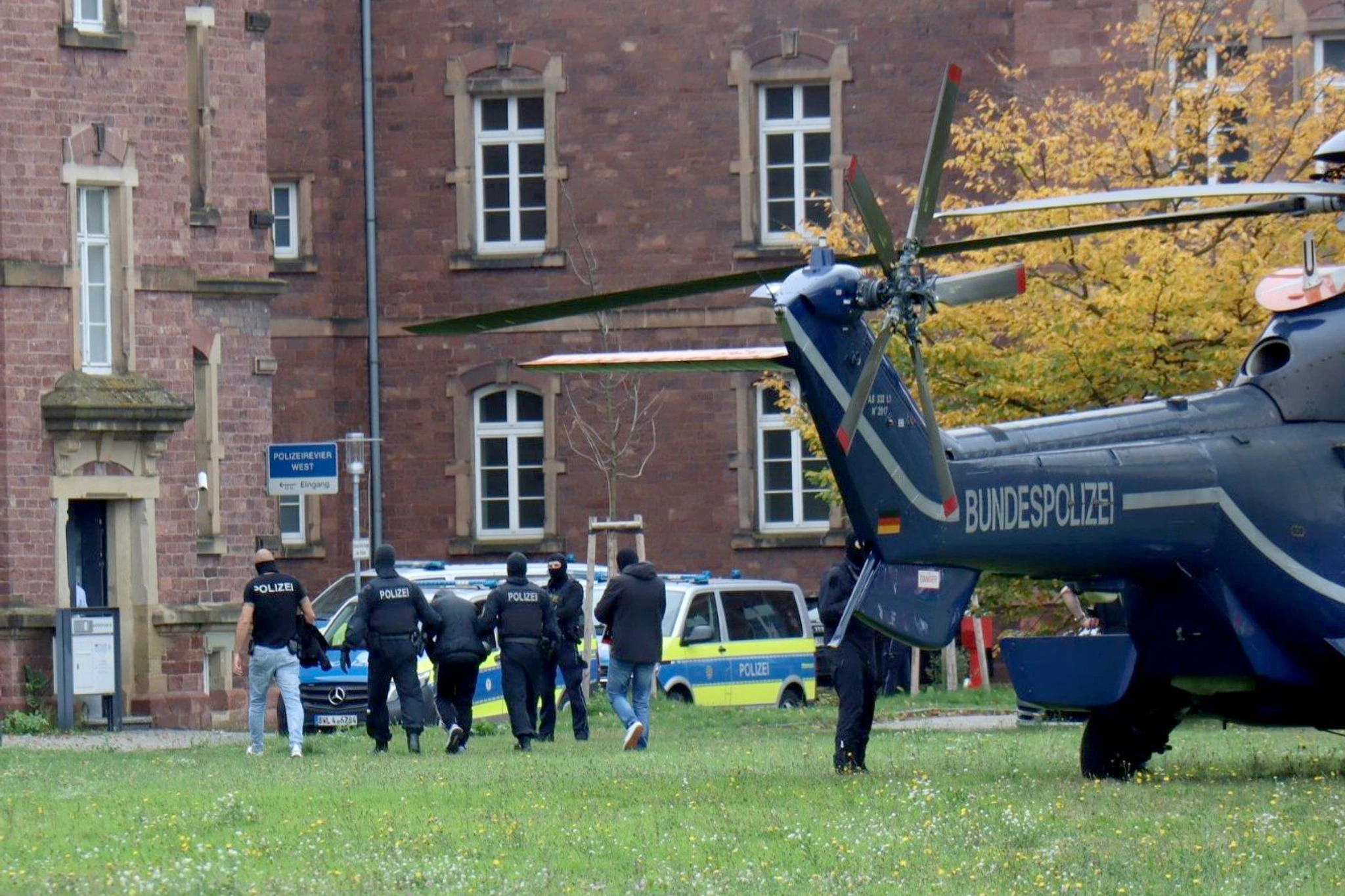 Polizisten brachten den in Bernau bei Berlin festgenommenen mutmaßlichen IS-Unterstützer, der einen Anschlag mit Schusswaffen auf die israelische Botschaft in Berlin geplant haben soll, zur Haftvorführung – ACHTUNG: Er wurde nun als unschuldig erklärt!