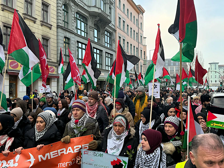 Teilnehmer der Demonstration auf ihrem Zug vom Oranienplatz zum Potsdamer Platz.