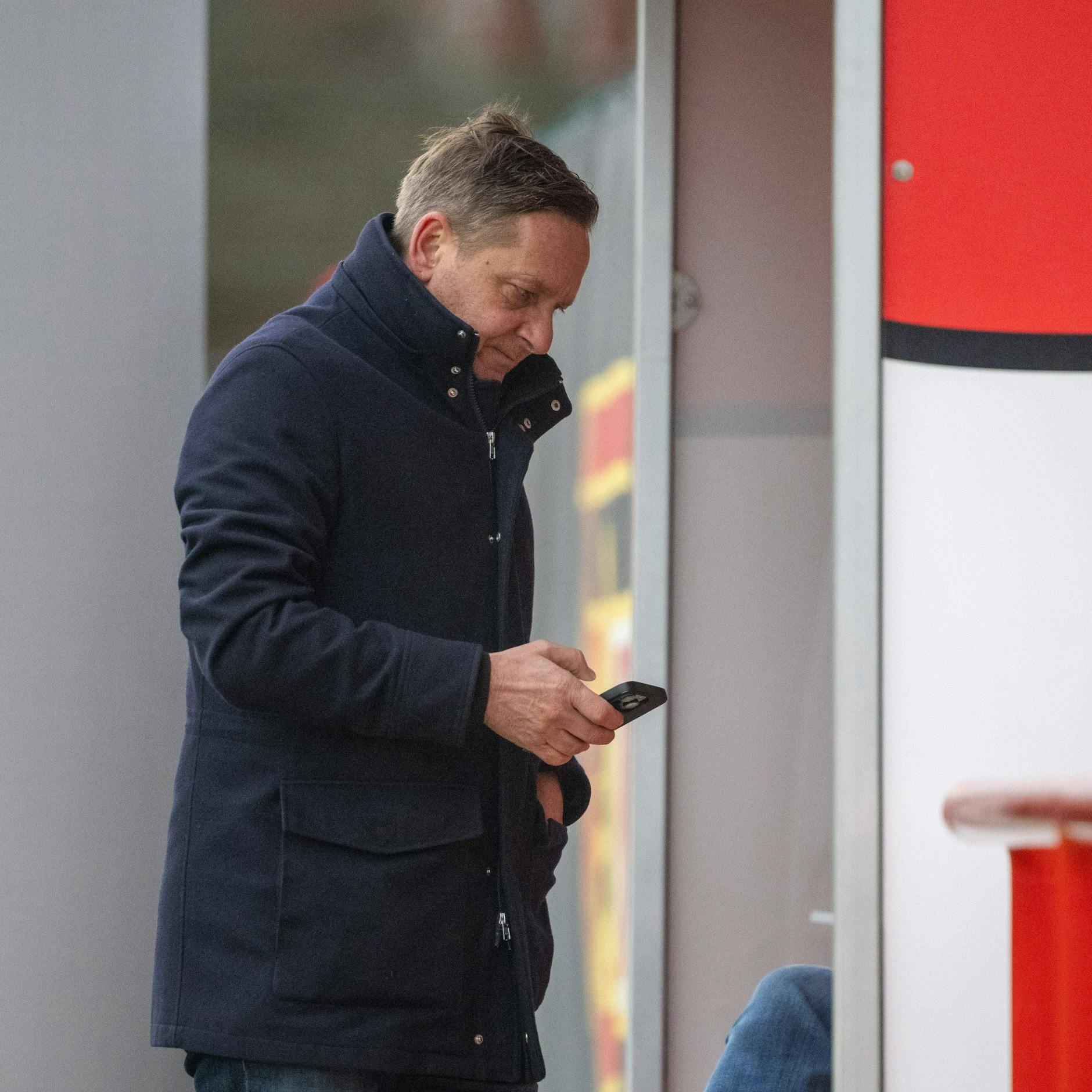 Unions Sportchef Horst Heldt ist jetzt ganz oft an seinem Handy. Es ist Endspurt im Wintertransferrennen.