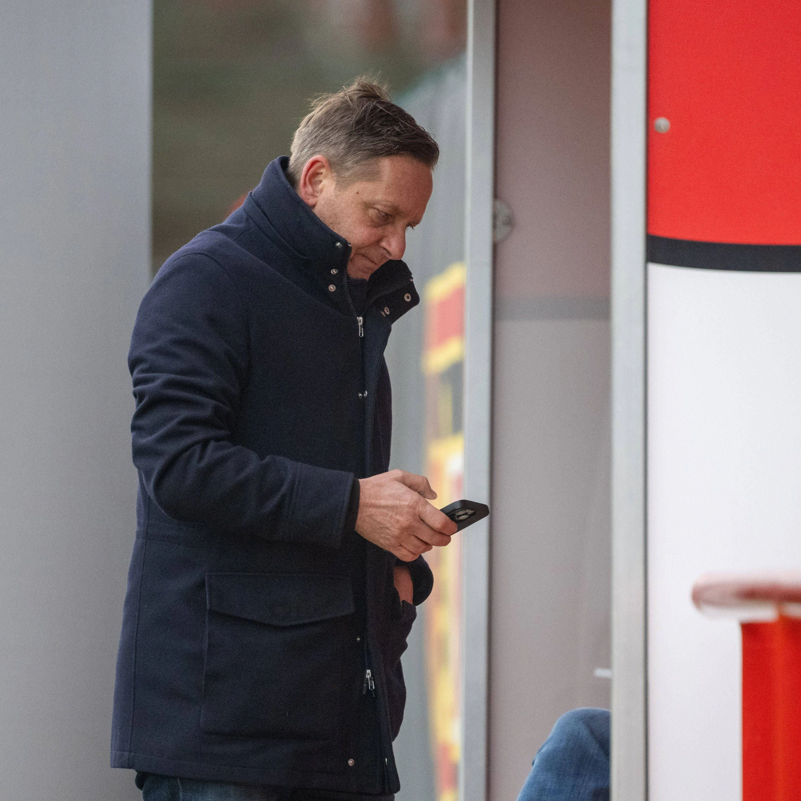 Unions Sportchef Horst Heldt ist jetzt ganz oft an seinem Handy. Es ist Endspurt im Wintertransferrennen.