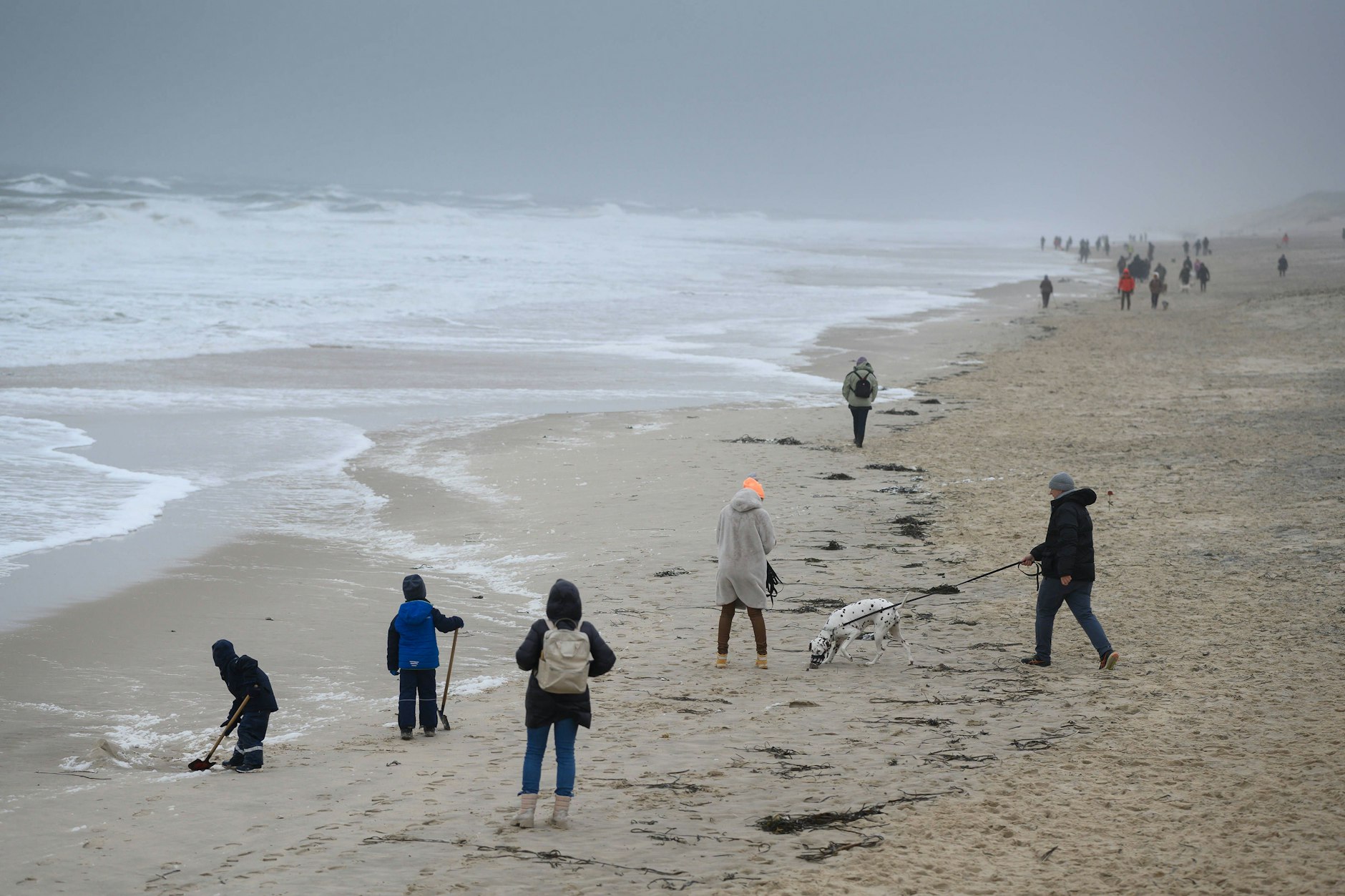 Touristen gehen am Strand von Westerland auf der Nordseeinsel Sylt spazieren. Immer wieder werden hier Päckchen mit Kokain an den Stränden der Nordseeinseln gefunden. (Symbolfoto)