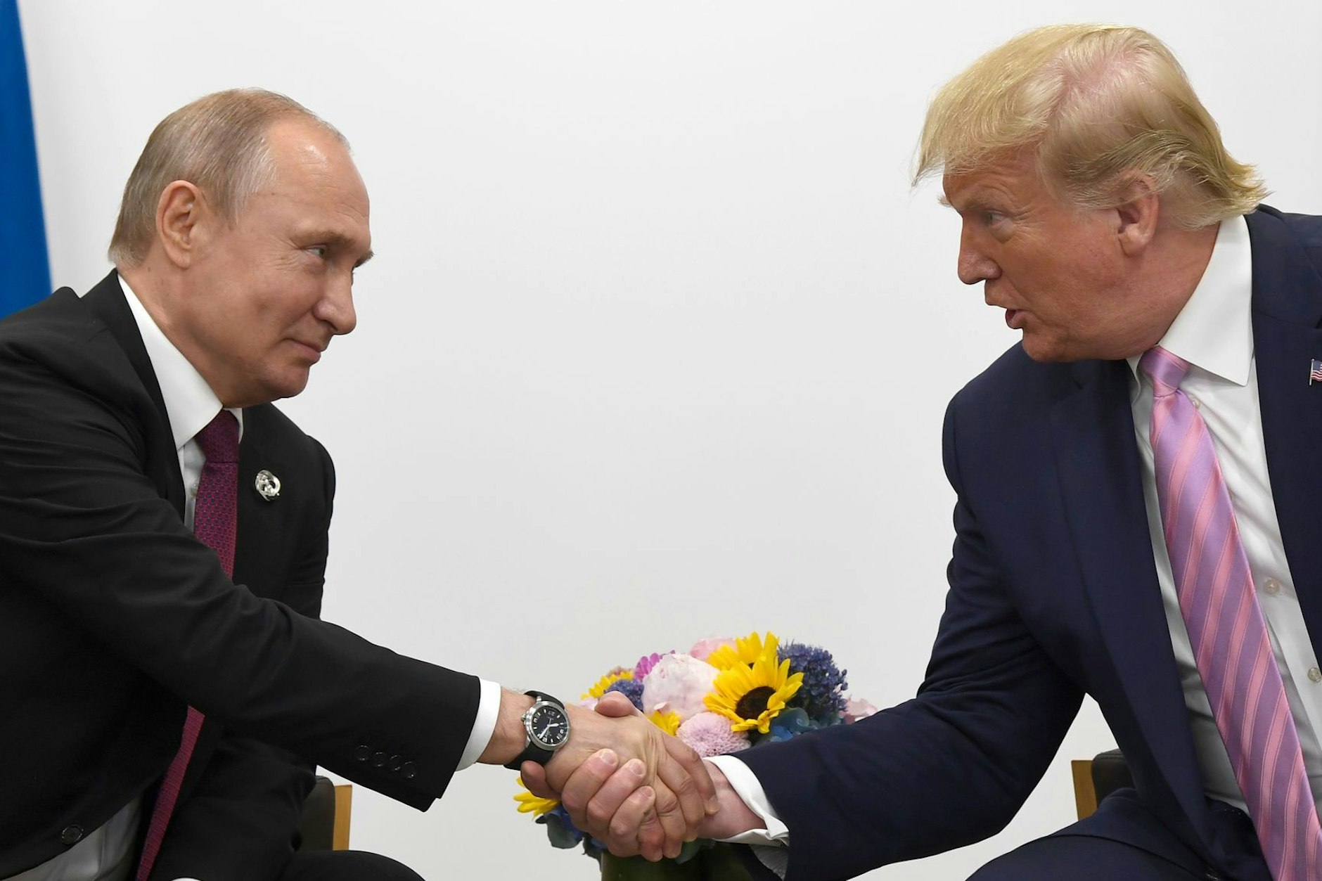 Wladimir Putin (l), Präsident von Russland, und Donald Trump, Präsident der USA, geben sich während eines G20-Gipfels die Hand.
