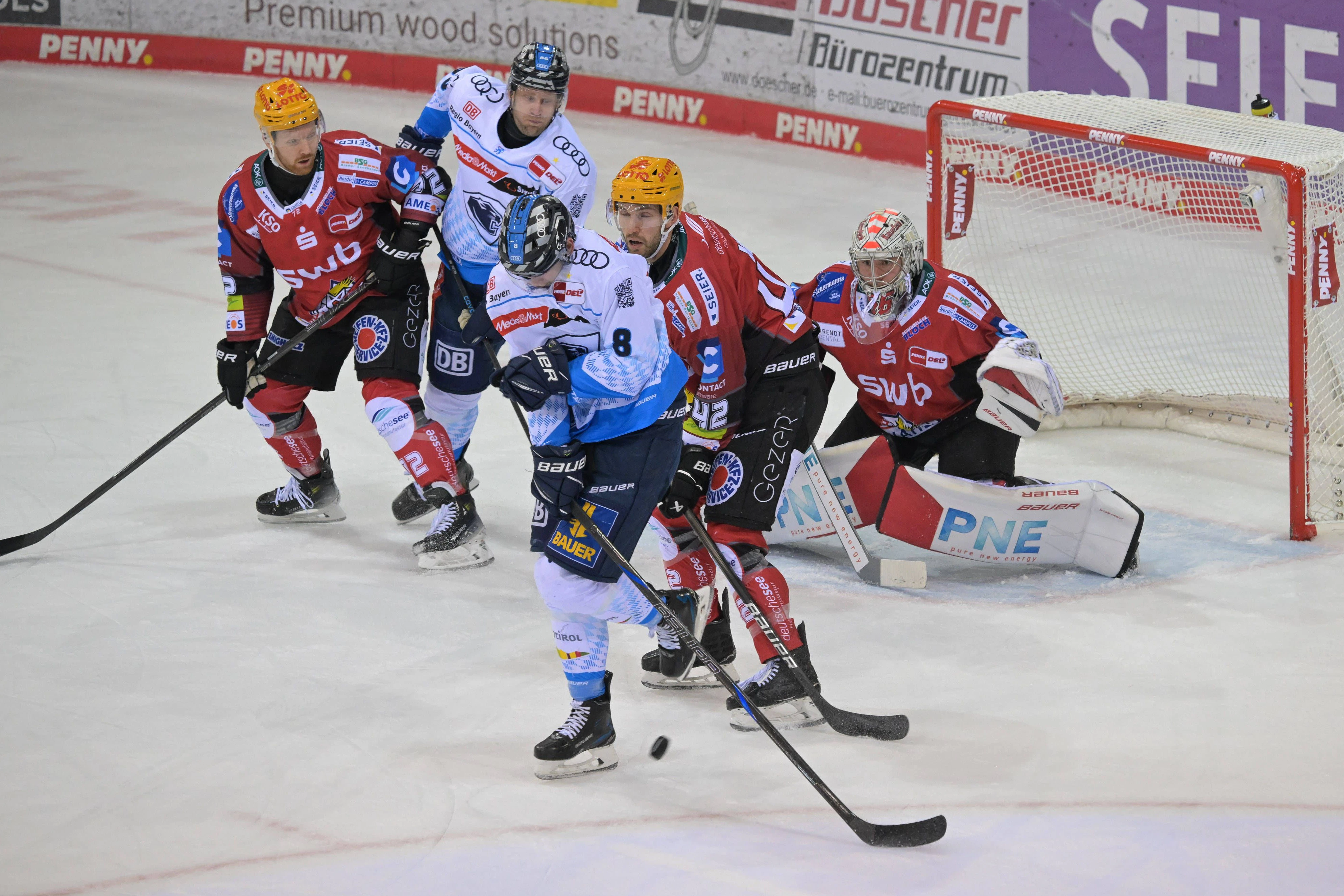 Der ERC Ingolstadt (helle Trikots) lag mit 2:0 vorn, als das Spiel abgebrochen wurde.