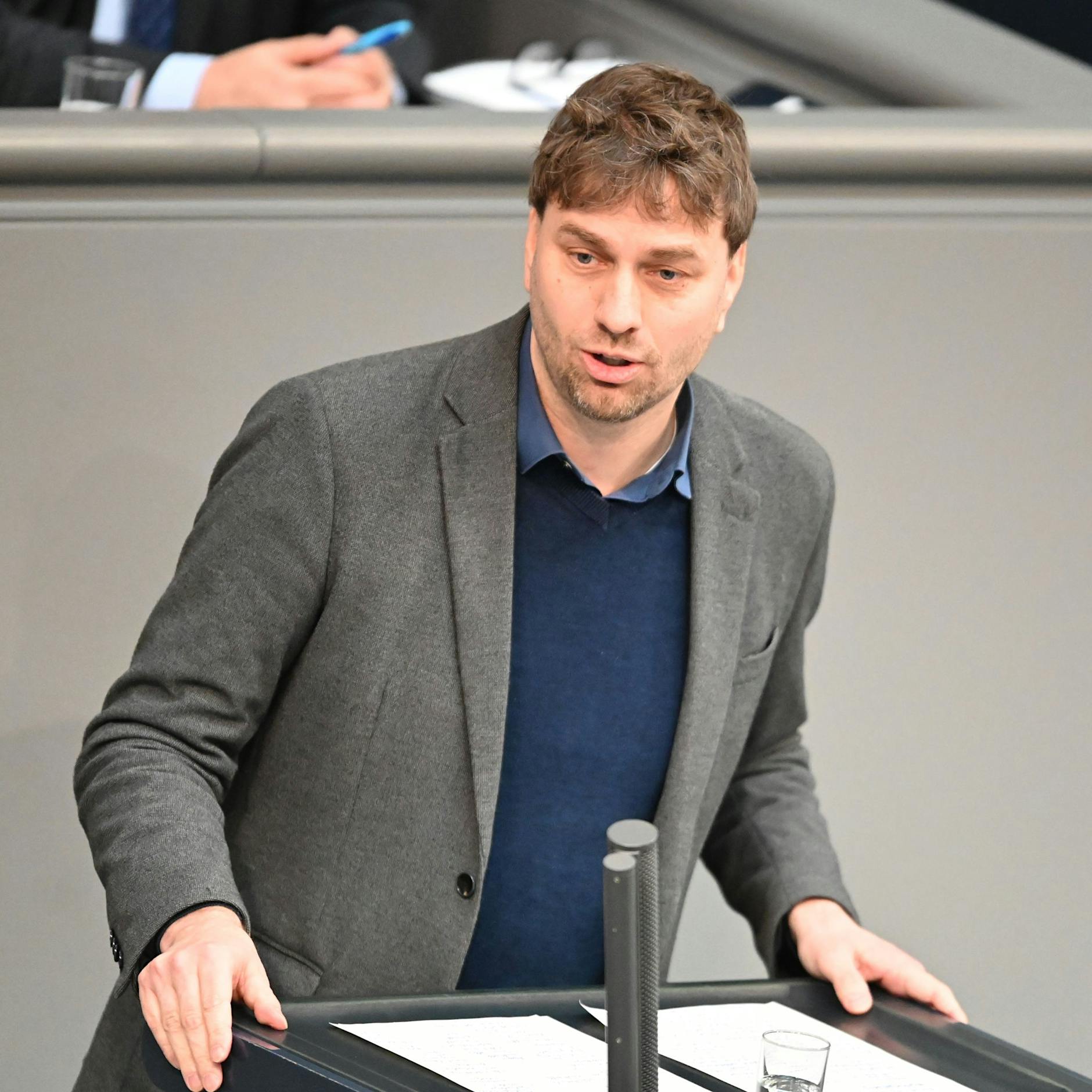 Belästigungsvorwürfe gegen Grünen-Politiker erfunden? Erster Rücktritt!