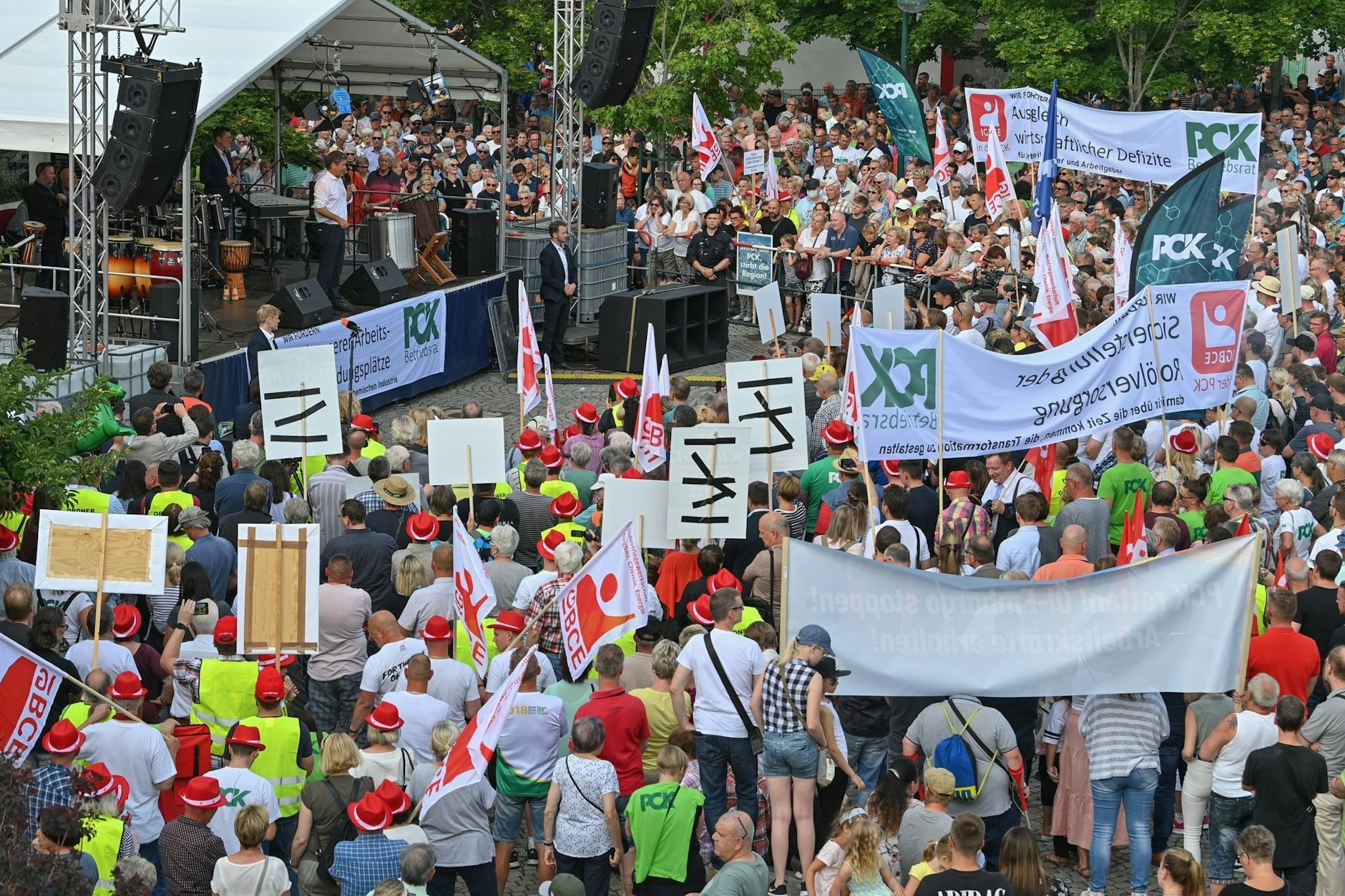 Robert Habeck steht auf der Bühne und spricht auf der Demonstration des Bürgerbündnisses Zukunft Schwedt. 