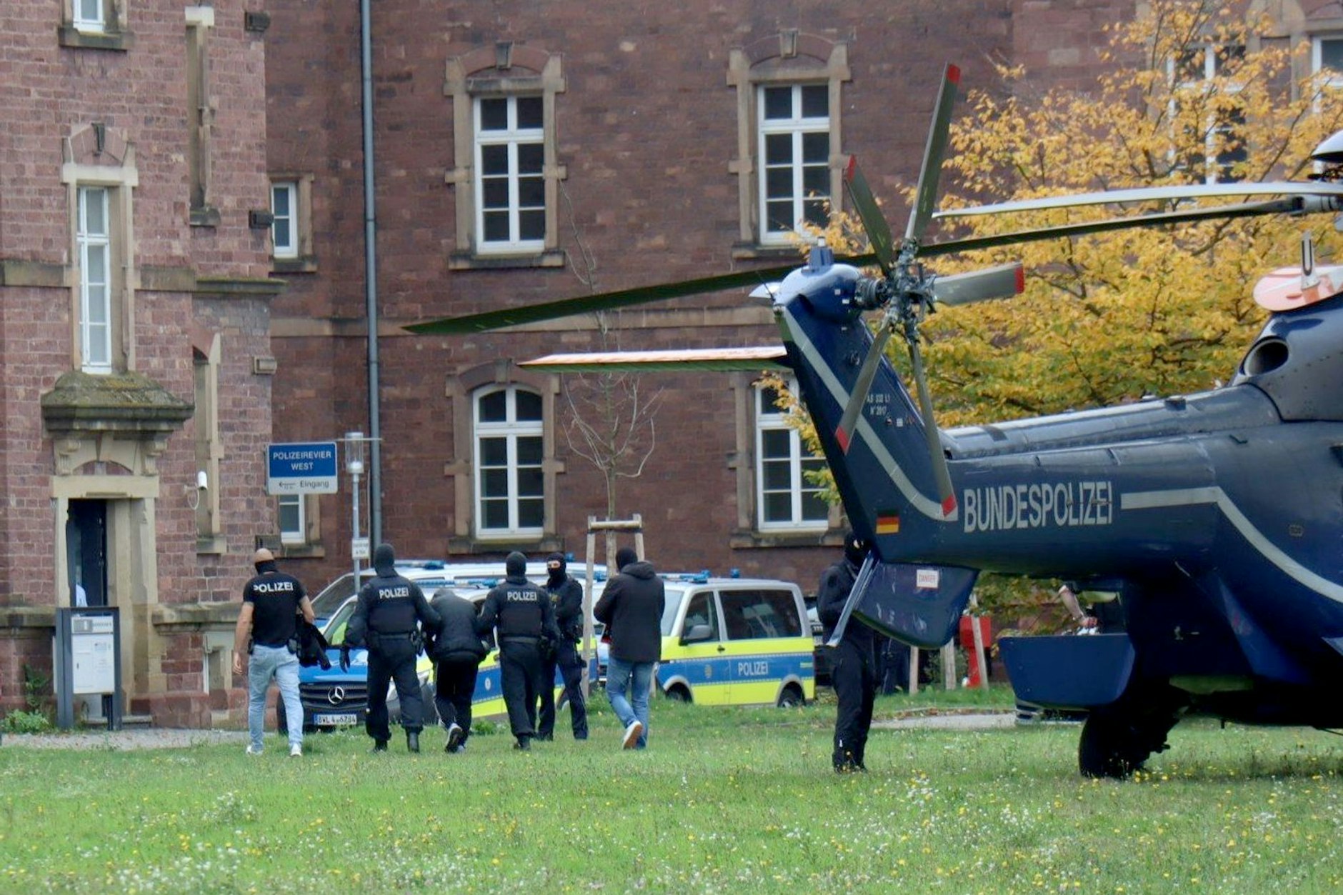 Polizisten bringen den in Bernau bei Berlin festgenommenen mutmaßlichen IS-Unterstützer, der einen Anschlag mit Schusswaffen auf die israelische Botschaft in Berlin geplant haben soll, zur Haftvorführung – jetzt wurde er für unschuldig erklärt!