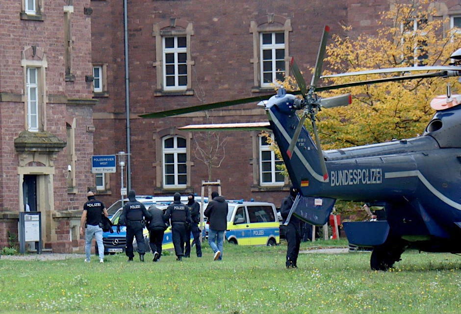 Polizisten bringen den in Bernau bei Berlin festgenommenen mutmaßlichen IS-Unterstützer, der einen Anschlag mit Schusswaffen auf die israelische Botschaft in Berlin geplant haben soll, zur Haftvorführung – jetzt wurde er für unschuldig erklärt!