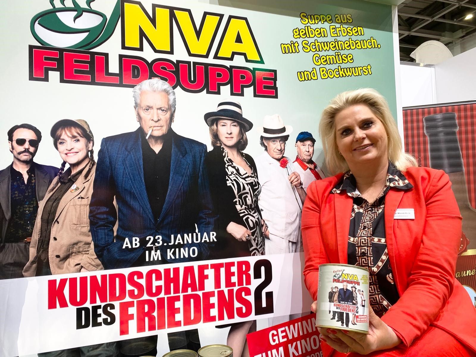 Die Frau mit der NVA-Suppe schwingt für DDR-Star Henry Hübchen die Kelle