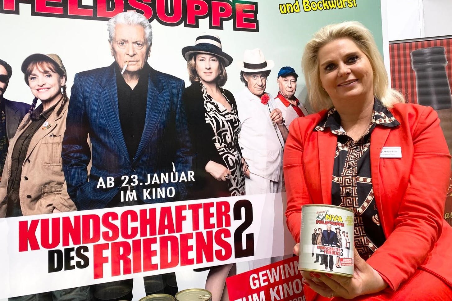 Auf der Grünen Woche präsentiert Antje Mandelkow ihren Eintritt ins Filmgeschäft - mit der NVA-Feldsuppe ist sie nun bei Henry Hübchen und „Kundschafter des Friedens 2“ dabei.