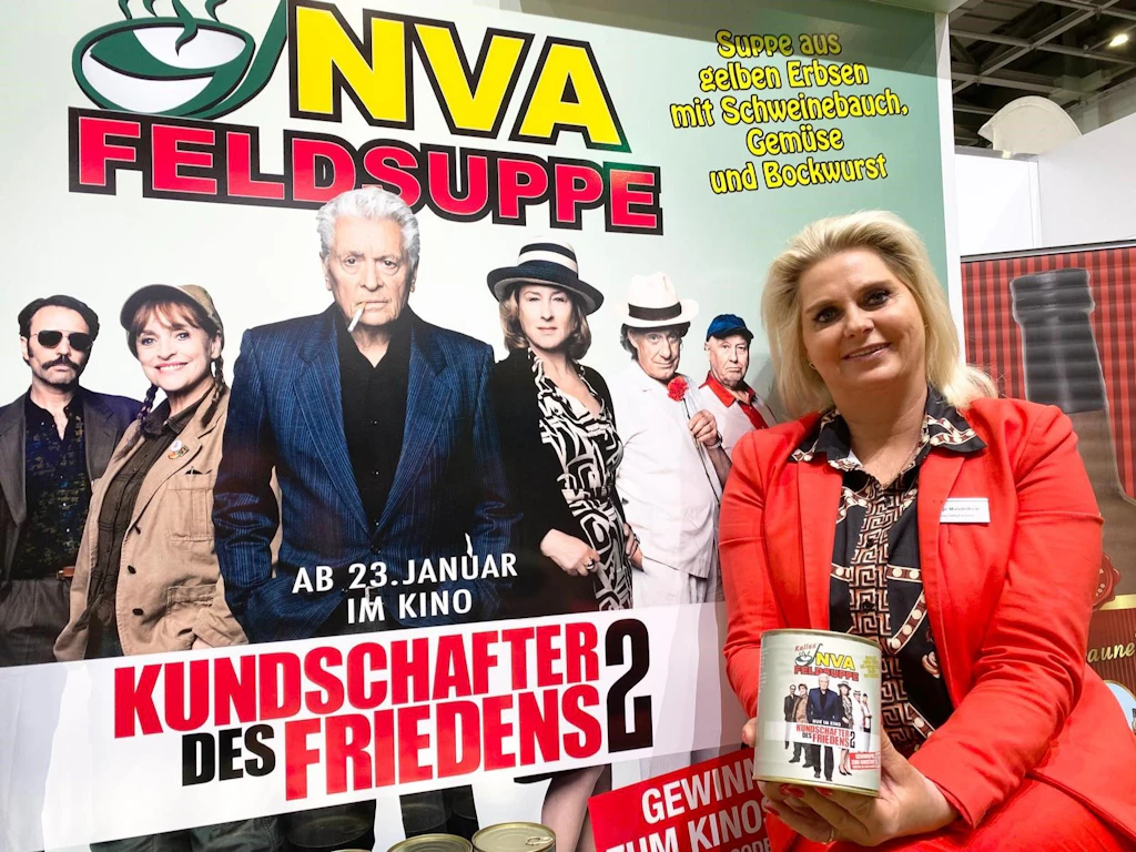 Die Frau mit der NVA-Suppe schwingt für DDR-Star Henry Hübchen die Kelle
