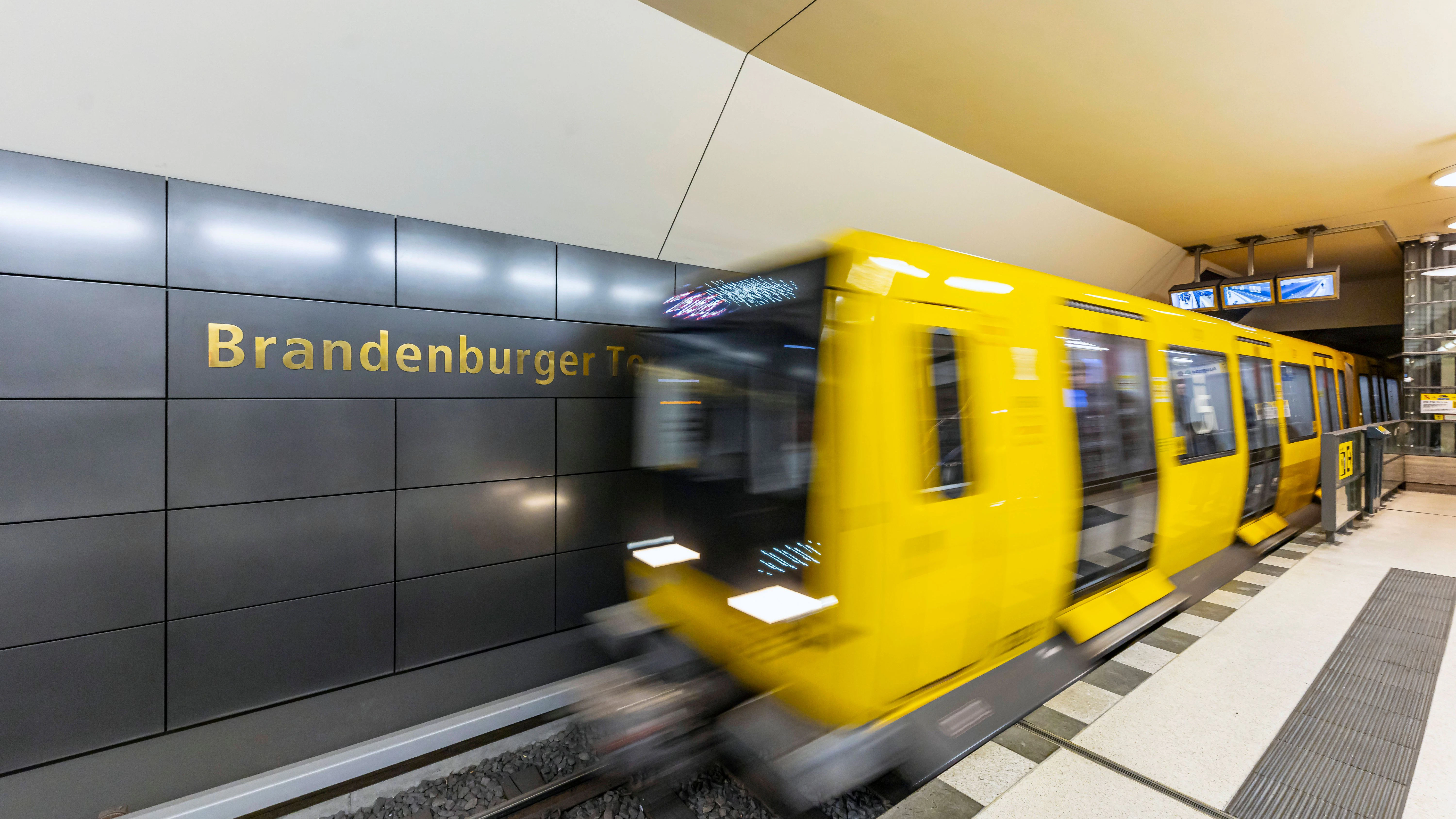 Der Mann geriet mit seinem Rollstuhl in den schmalen Spalt zwischen Zug und Bahnsteigkante. 