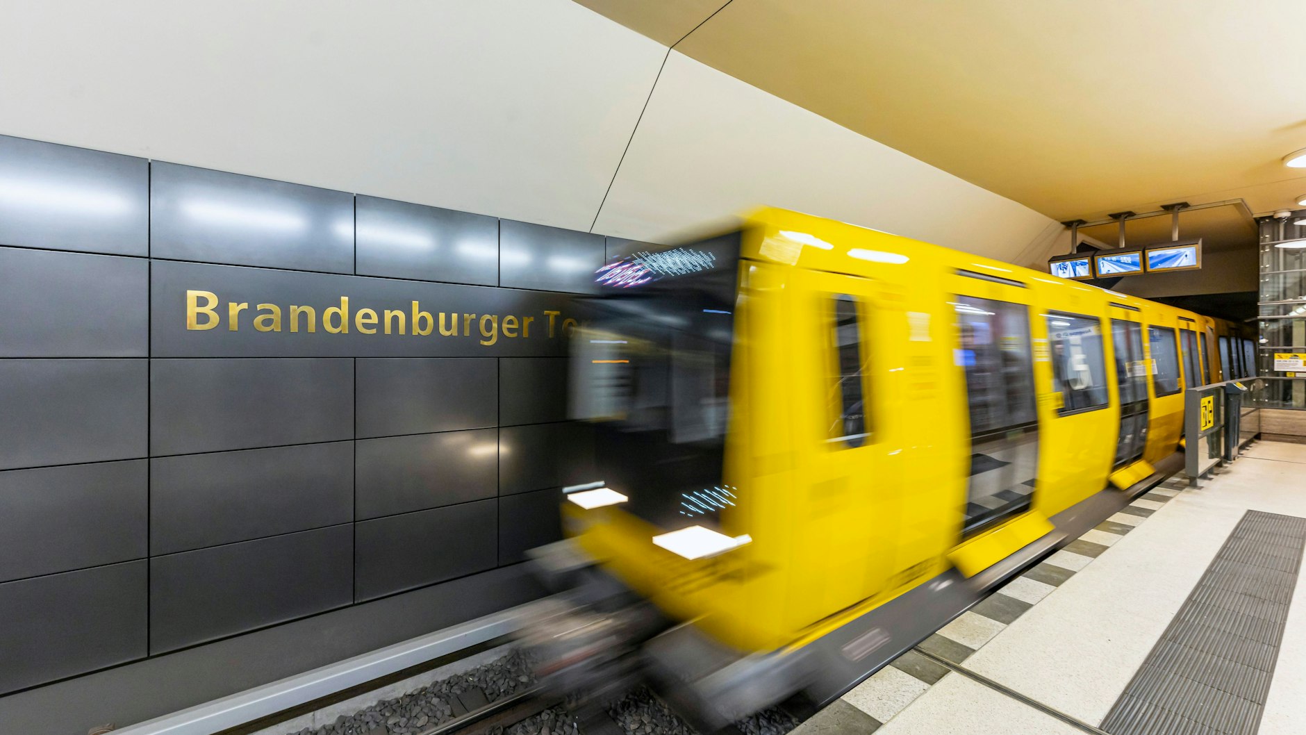 Der Mann geriet mit seinem Rollstuhl in den schmalen Spalt zwischen Zug und Bahnsteigkante. 