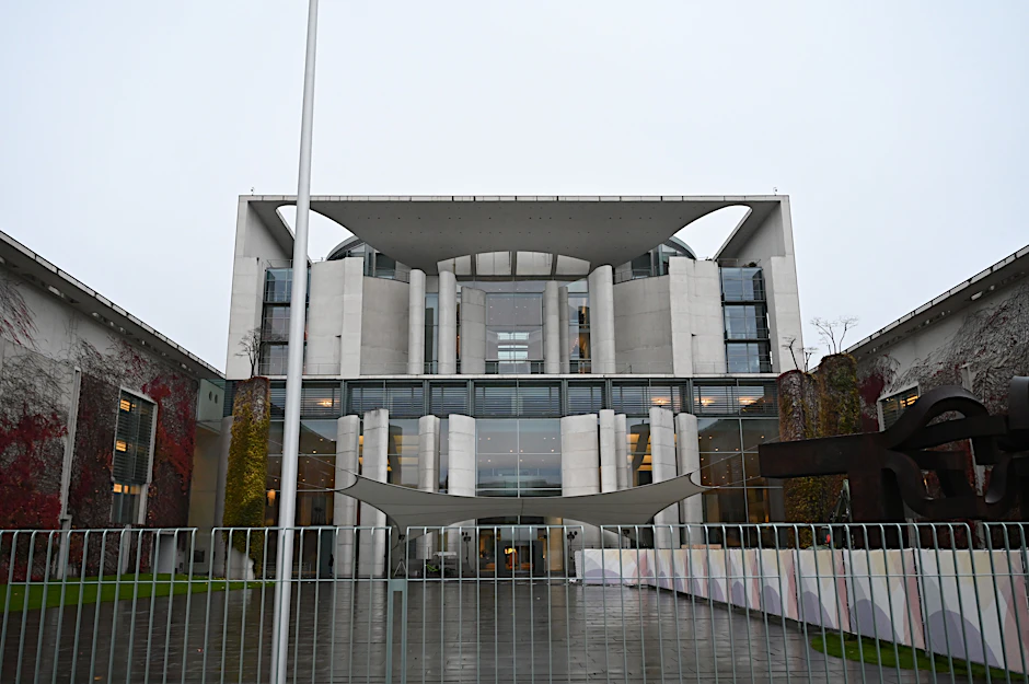 Am Bundeskanzleramt hatte der Syrer einen Beutel auf eine Wache der Bundespolizei geworfen.