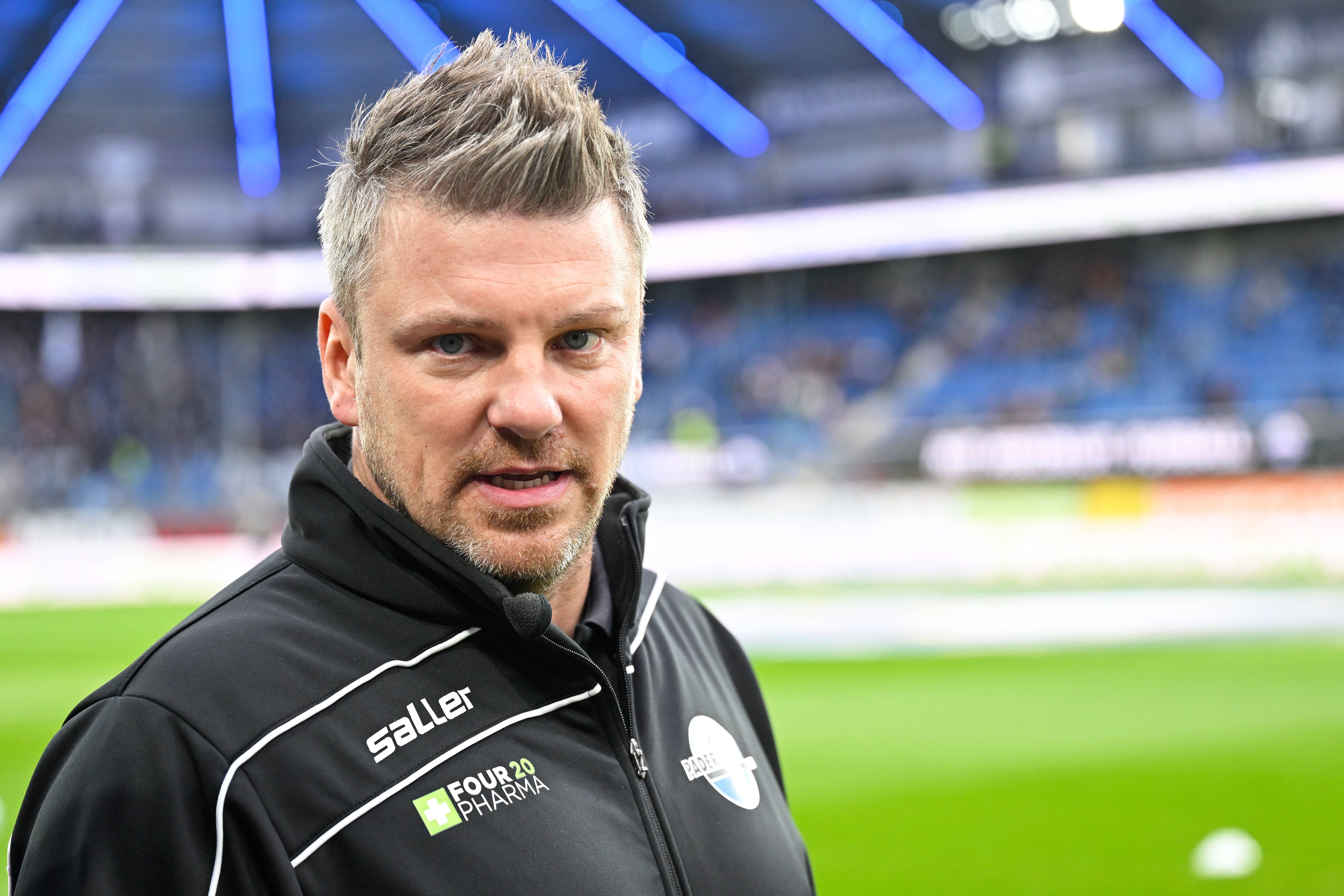 „Zauberer!“+ „Siesta gemacht?“ Paderborn-Coach pestet gegen Schiri und VAR