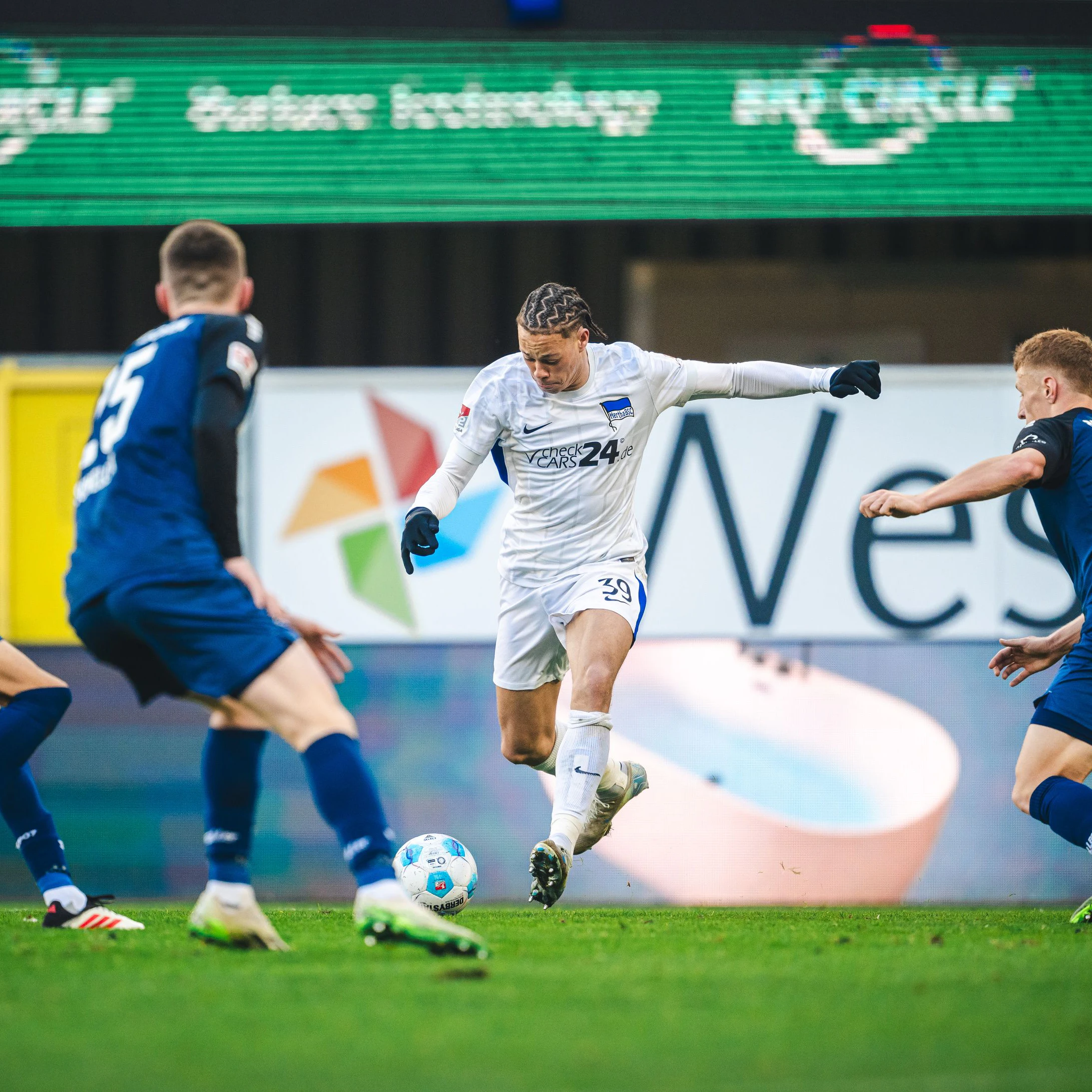 Derry Scherhant nimmt Maß und trifft in der 16. Minute aus 16 Metern zum 1:0 für Hertha in Paderborn.
