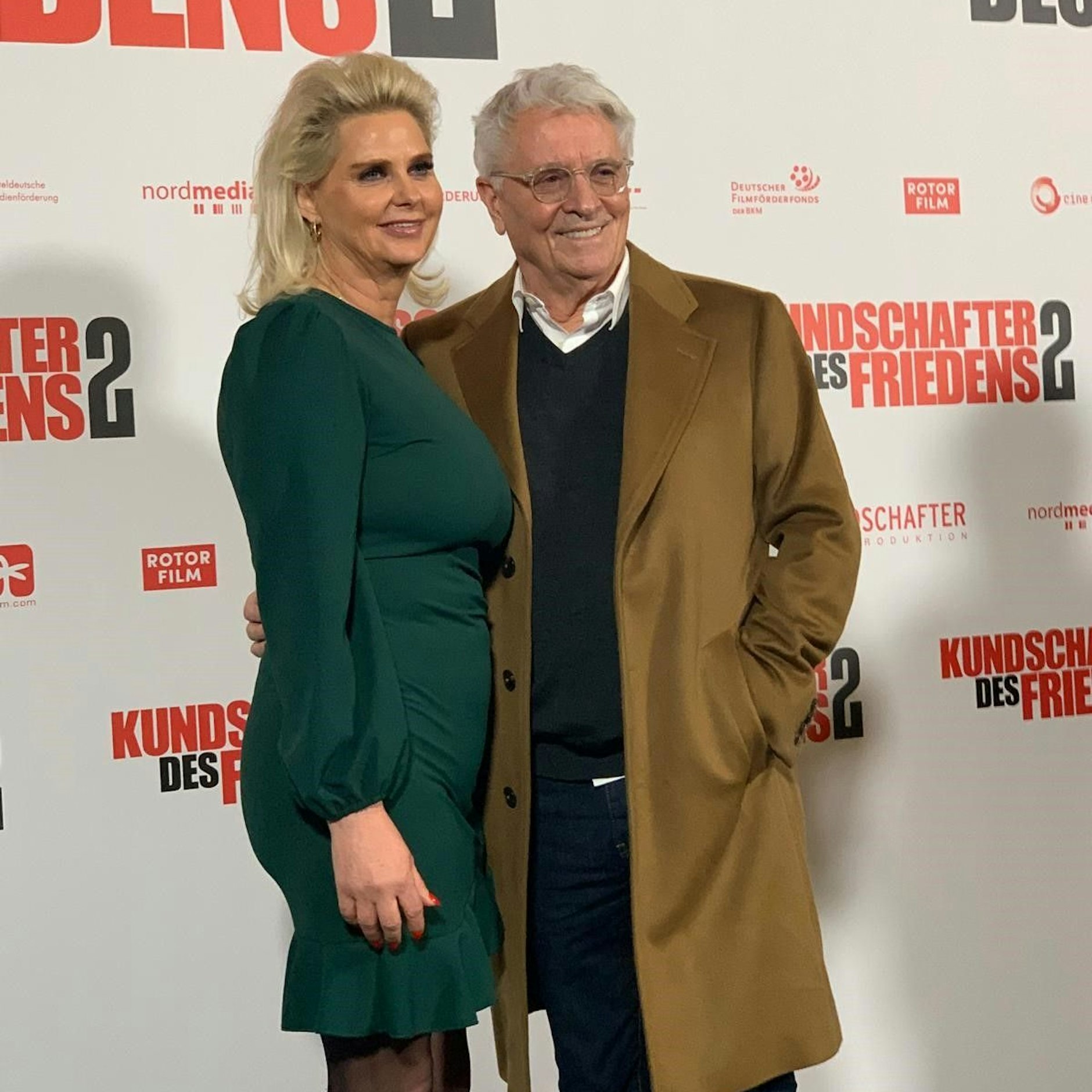 Antje Mandelkow mit Henry Hübchen bei der Premiere für den Film „Kundschafter des Friedens 2“ im Berliner Kino Colosseum.