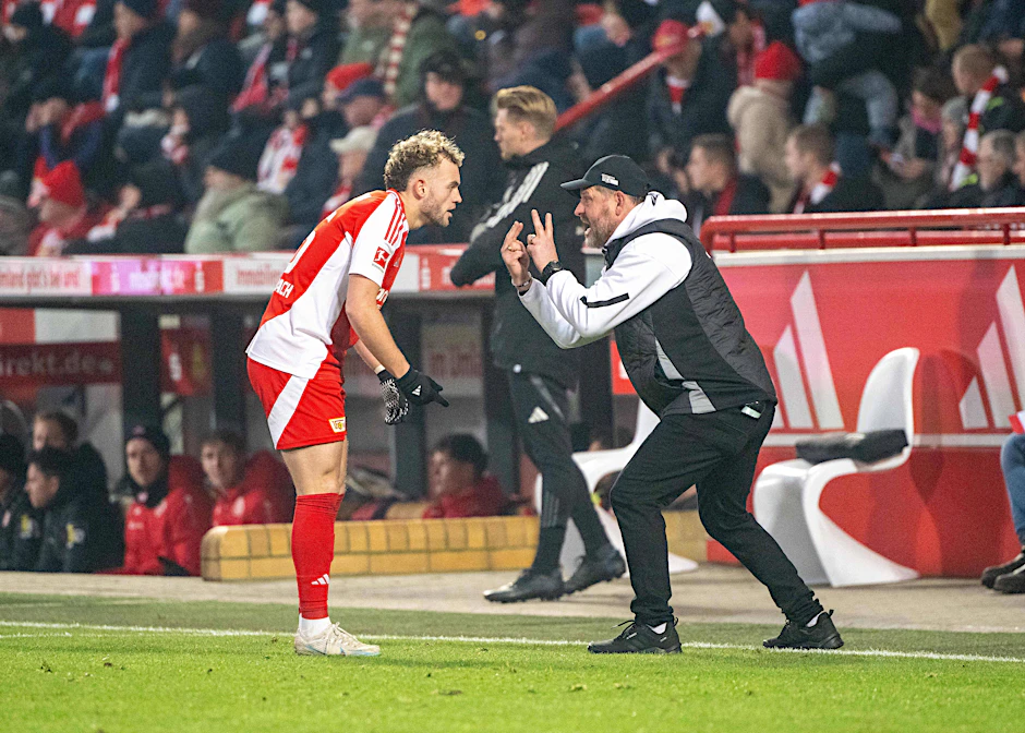 Matchwinner und Trainer des 1. FC Union: Benedict Hollerbach (23) bekommt gegen Mainz neue Anweisungen von Steffen Baumgart (53).