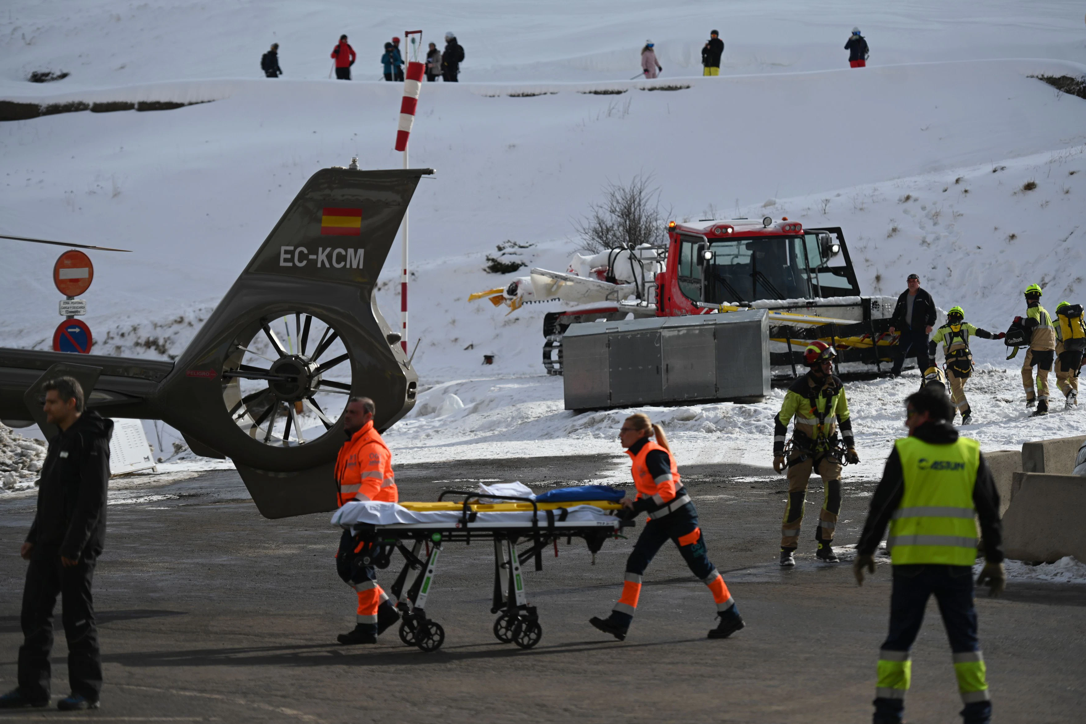 Rettungskräfte sind im Skigebiet Astun im Einsatz. Bei dem Skilift-Unfall sind mehr als 30 Menschen verletzt worden. 