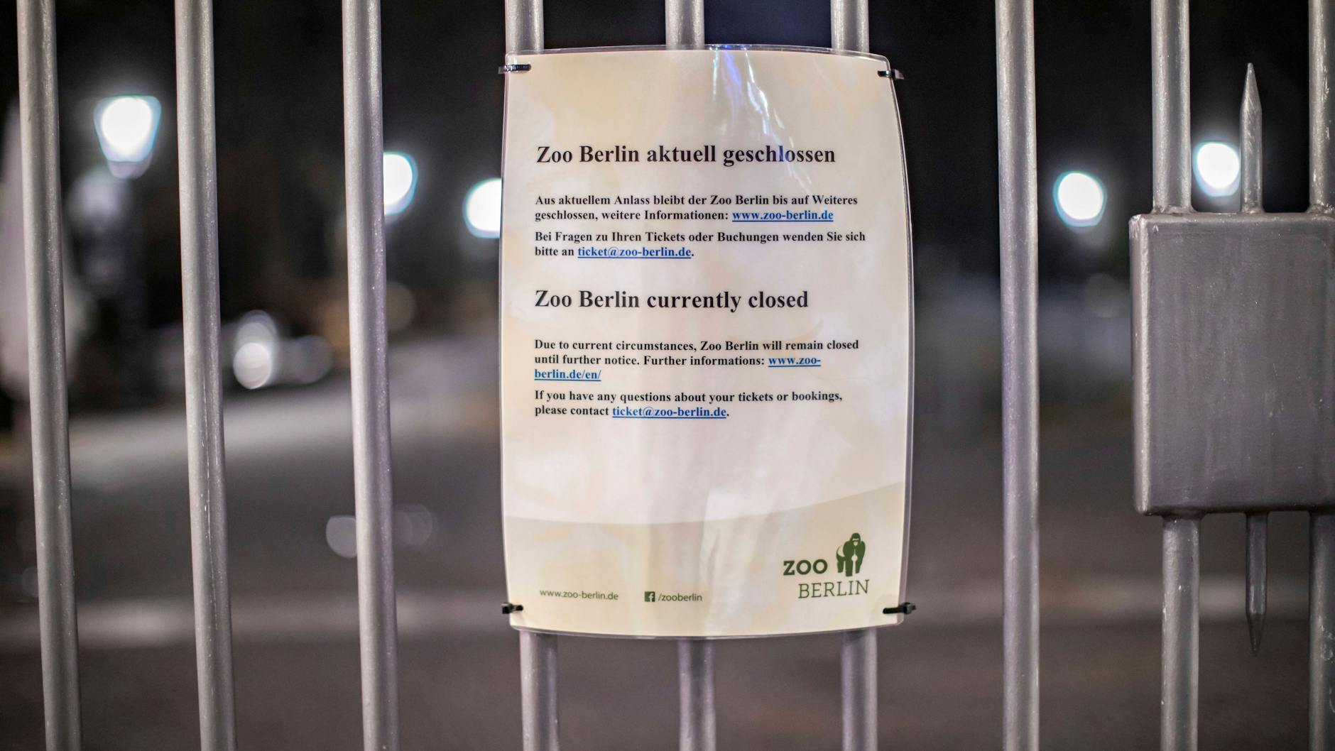 Dieser Zettel am Eingangtor zeigt es: Der Zoo Berlin bleibt noch geschlossen. Hinter den Kulissen wird aber schon die Öffnung geplant.