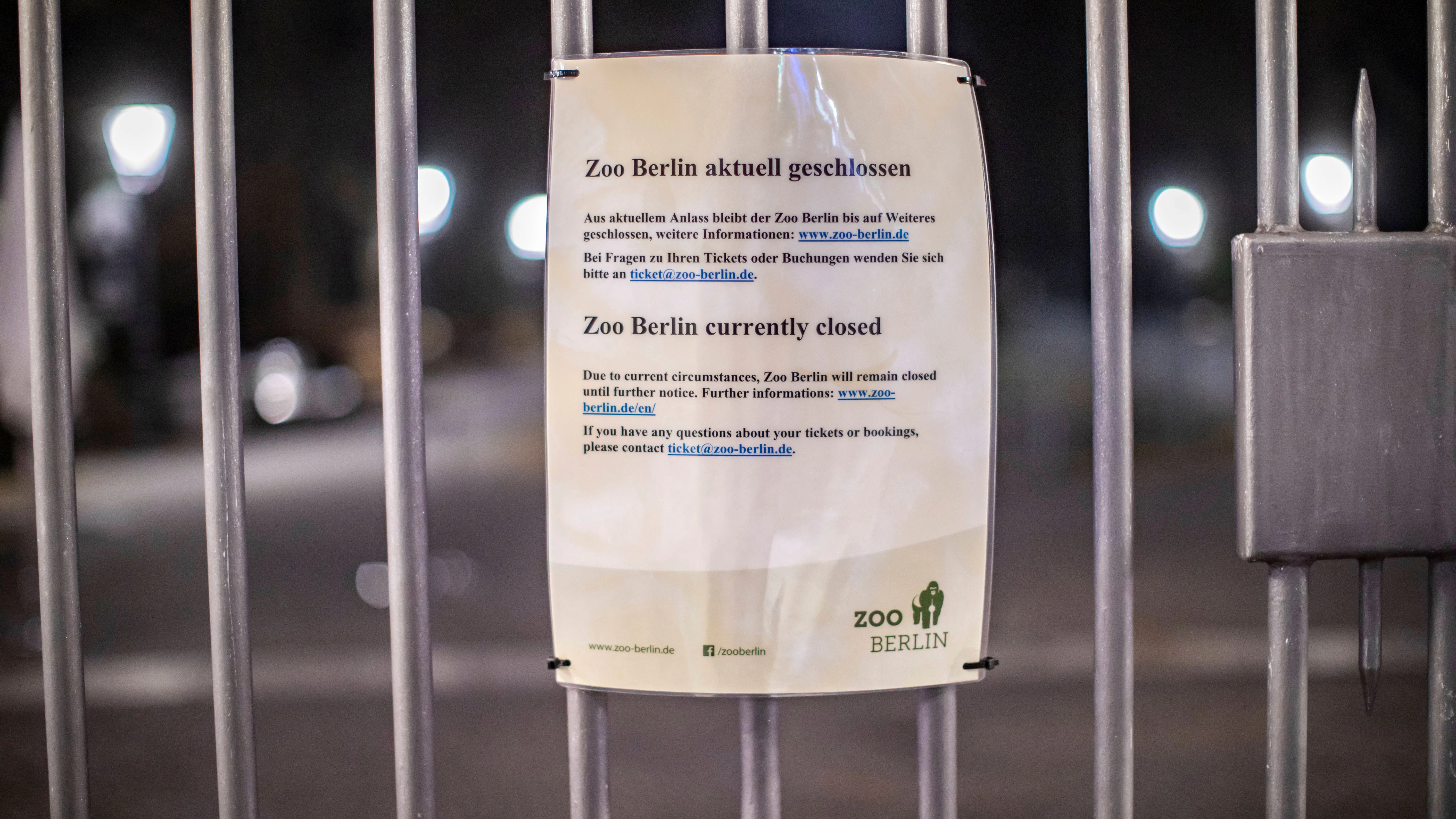 Dieser Zettel am Eingangtor zeigt es: Der Zoo Berlin bleibt noch geschlossen. Hinter den Kulissen wird aber schon die Öffnung geplant.