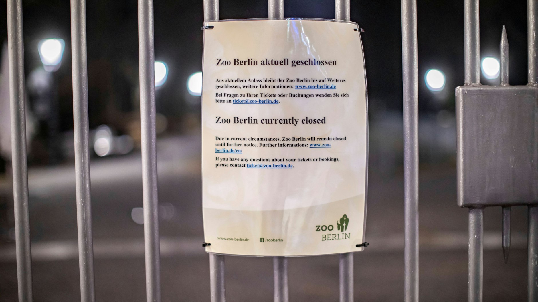 Dieser Zettel am Eingangtor zeigt es: Der Zoo Berlin bleibt noch geschlossen. Hinter den Kulissen wird aber schon die Öffnung geplant.