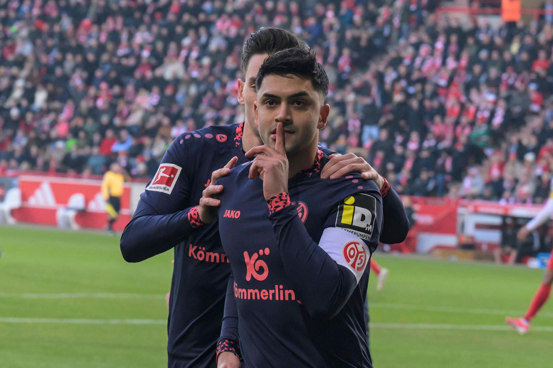 Nadiem Amiri ließ es sich nach seinem Treffer zum 1:1 nicht nehmen, die Fans des 1. FC Union zu grüßen. Nach dem Spiel findet er aber versöhnliche Worte.