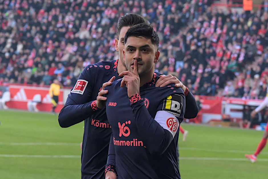 Nadiem Amiri ließ es sich nach seinem Treffer zum 1:1 nicht nehmen, die Fans des 1. FC Union zu grüßen. Nach dem Spiel findet er aber versöhnliche Worte.