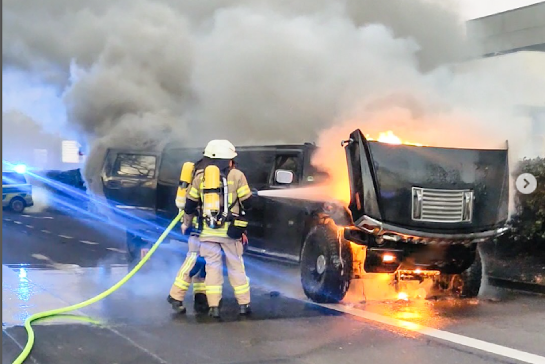 Kölner Feuerwehrleute, wie sie den Brand der Feuer Stretch-Limousine löschen.