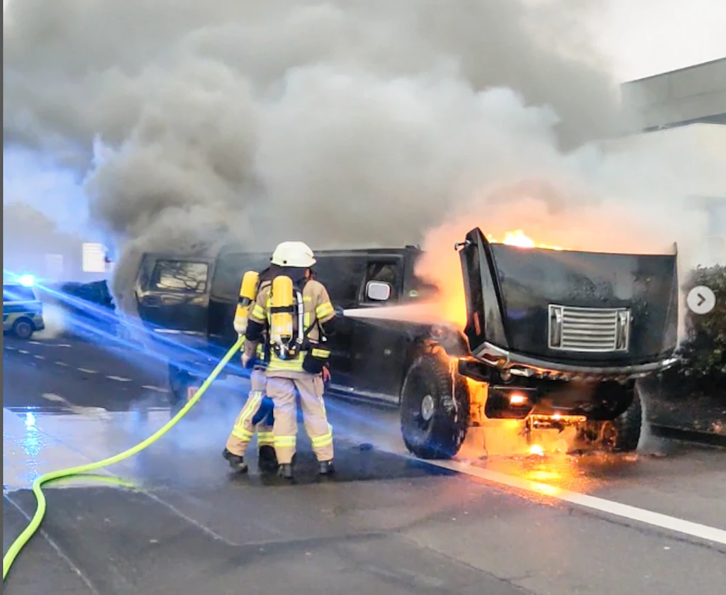 Stretch-Limousine geht in Flammen auf – 7 Teenager an Bord