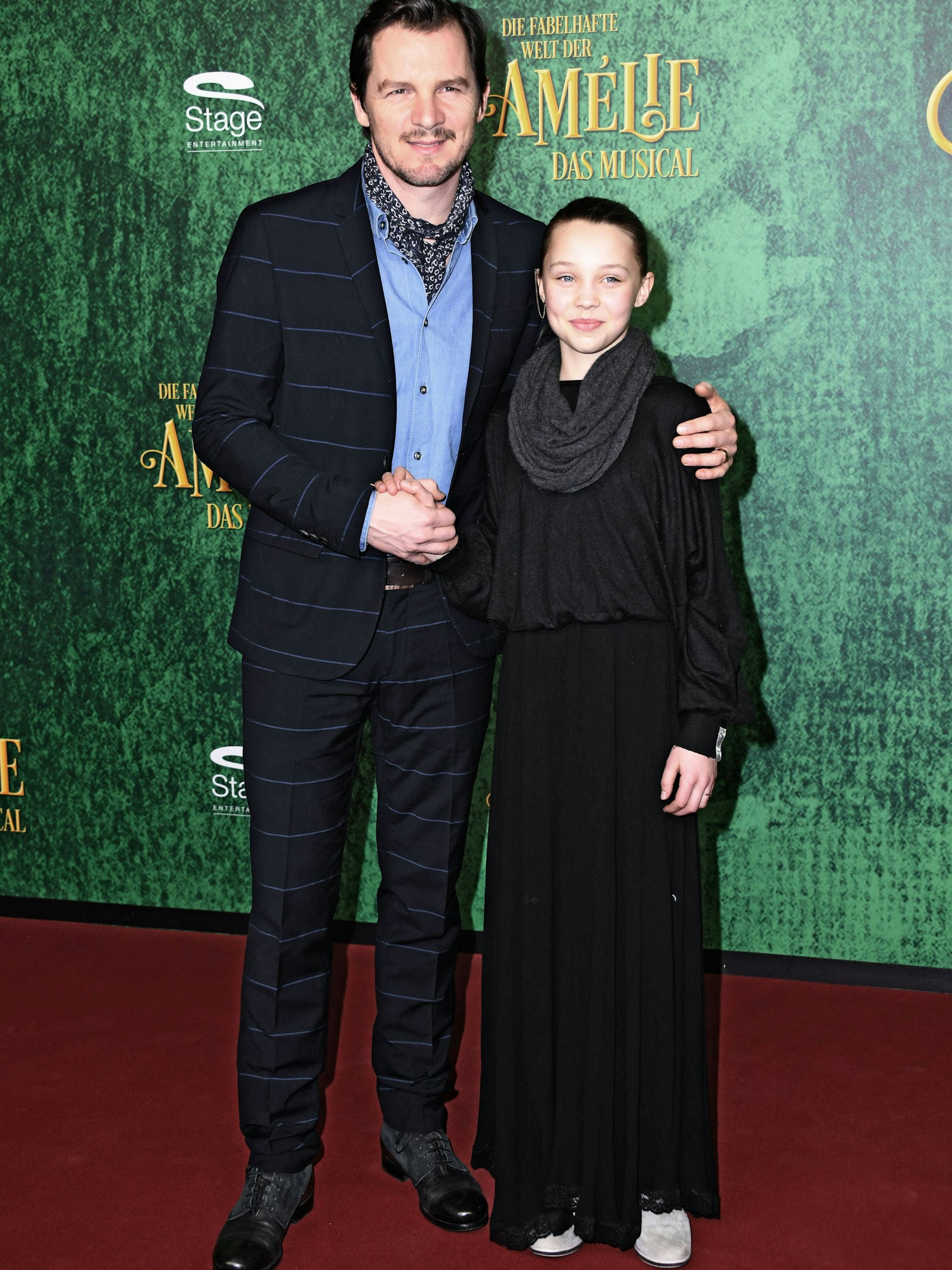 Felix Klare mit Tochter Falka im Jahr 2019 bei einer Theater-Premiere in München.