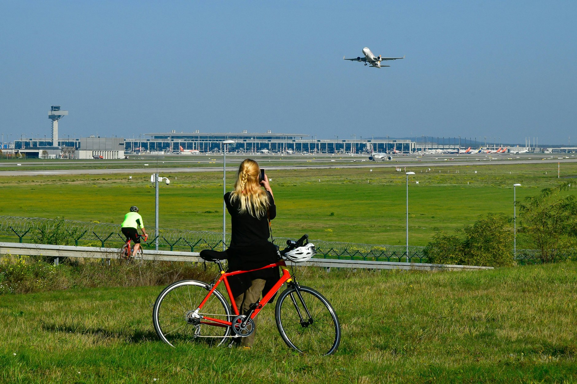 Ein Flugzeug startet am Hauptstadtflughafen BER. Ein neues Navigationssystem sorgt für Unruhe.