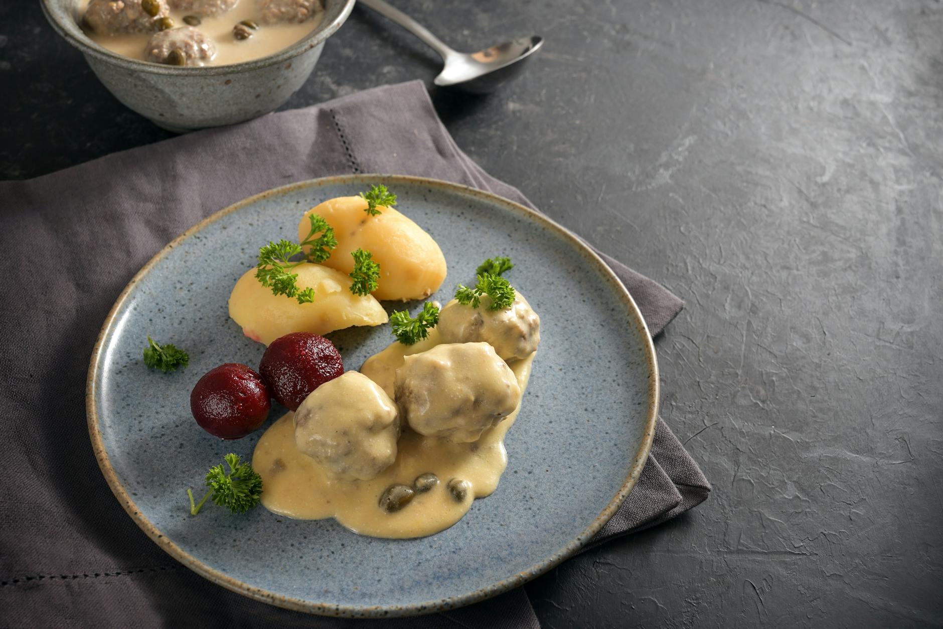 Zu den Königsberger Klopsen passen Kartoffeln oder Reis.