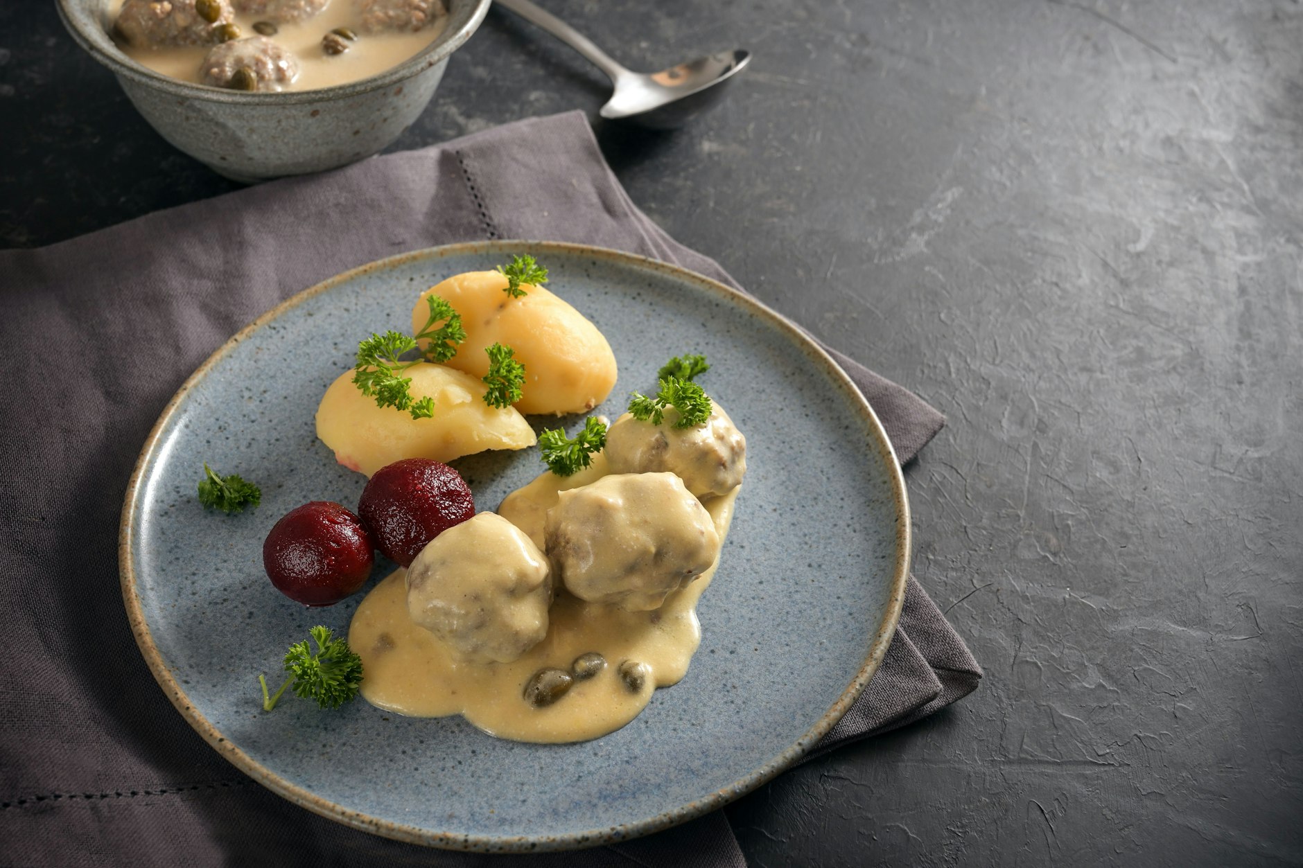 Zu den Königsberger Klopsen passen Kartoffeln oder Reis. 