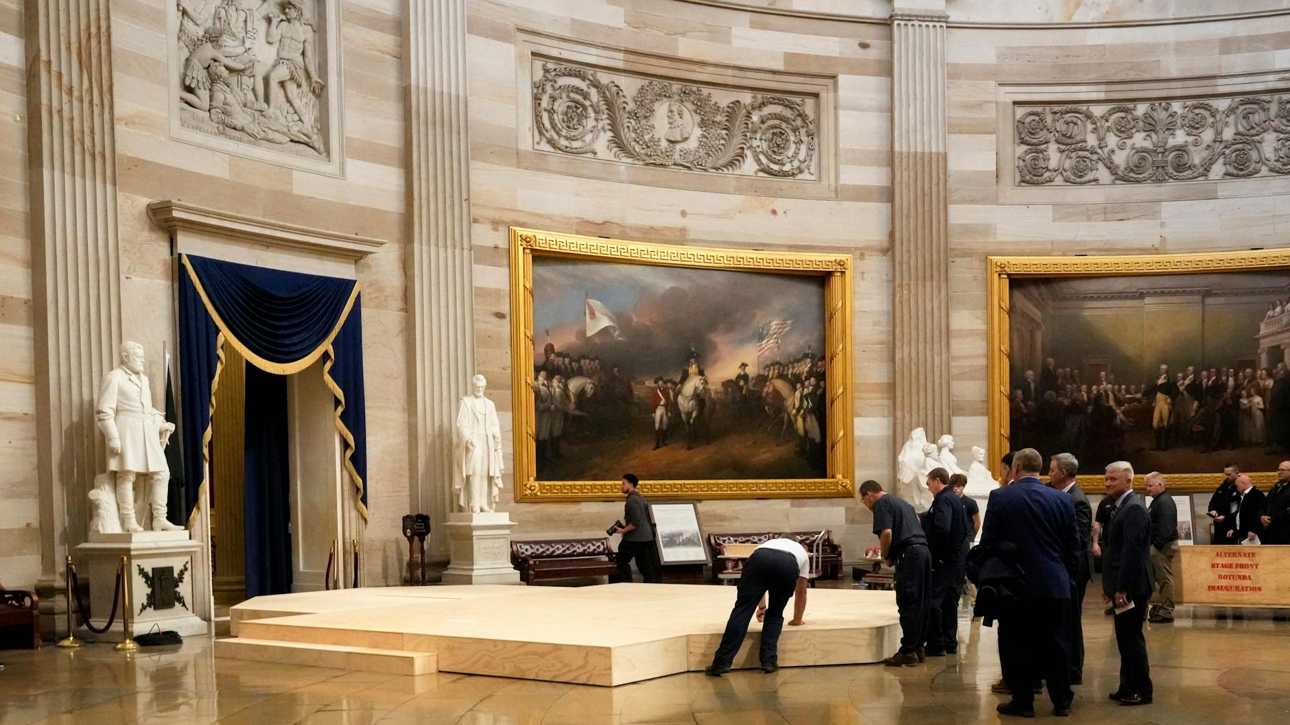 In der Rotunde im Kapitol in Washington wird eine Bühne für die Amtseinführung Donald Trump aufgebaut.