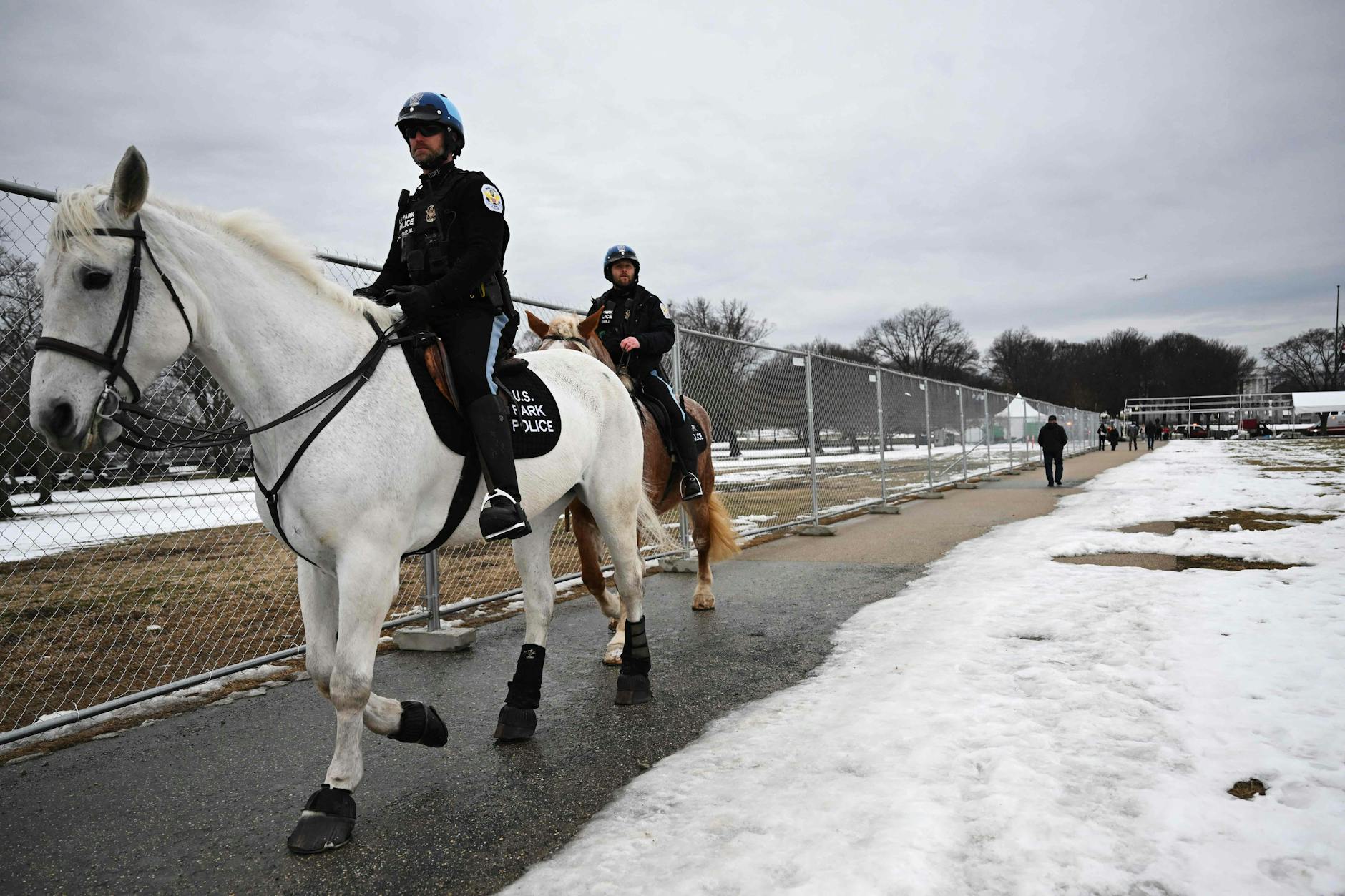 2,40 Meter hohe Sicherheitszäune mit der Rekordlänge von 48 Kilometer ziehen Washington durch.