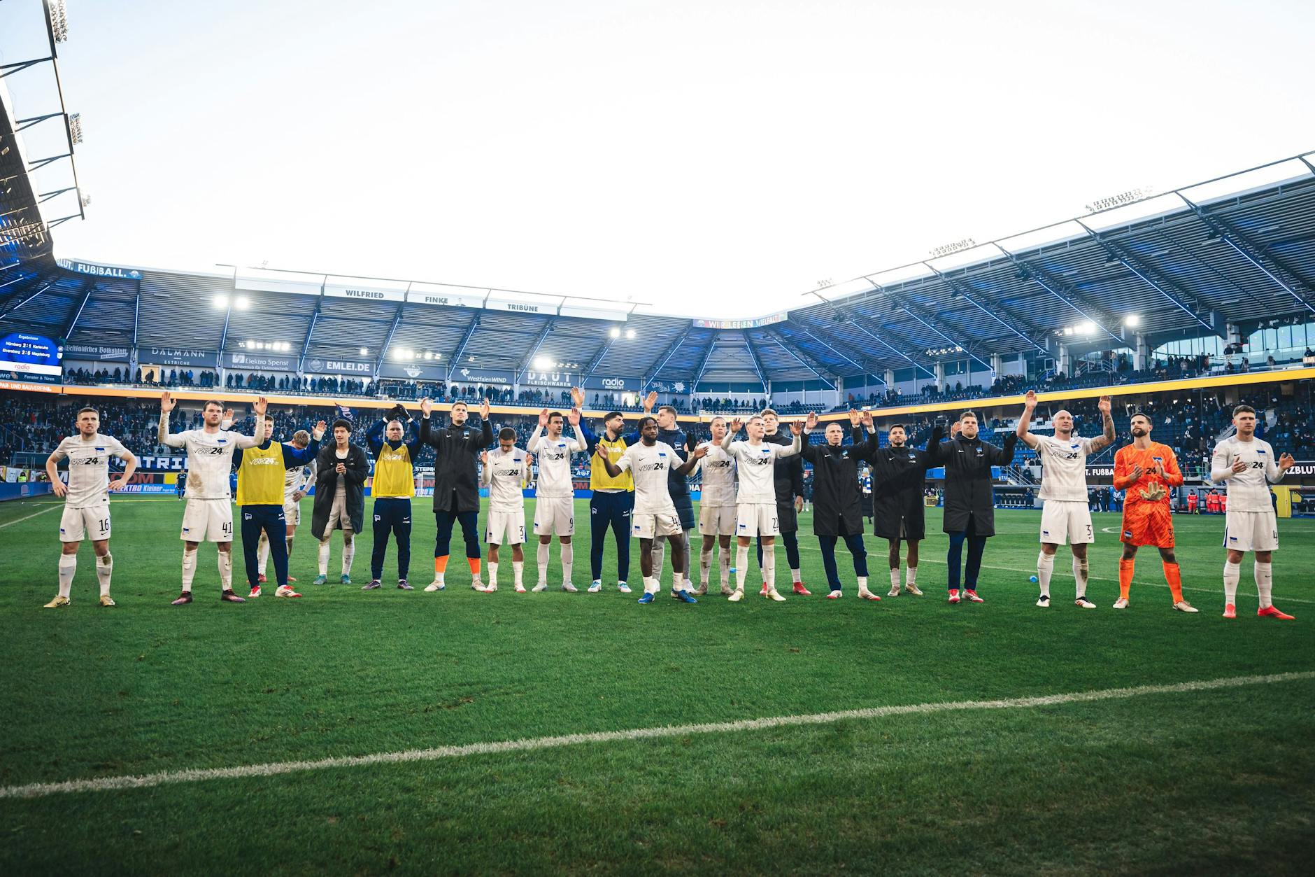 Herthas Profis feiern mit den mitgereisten Fans nach dem Abpfiff den 2:1-Sieg in Paderborn.