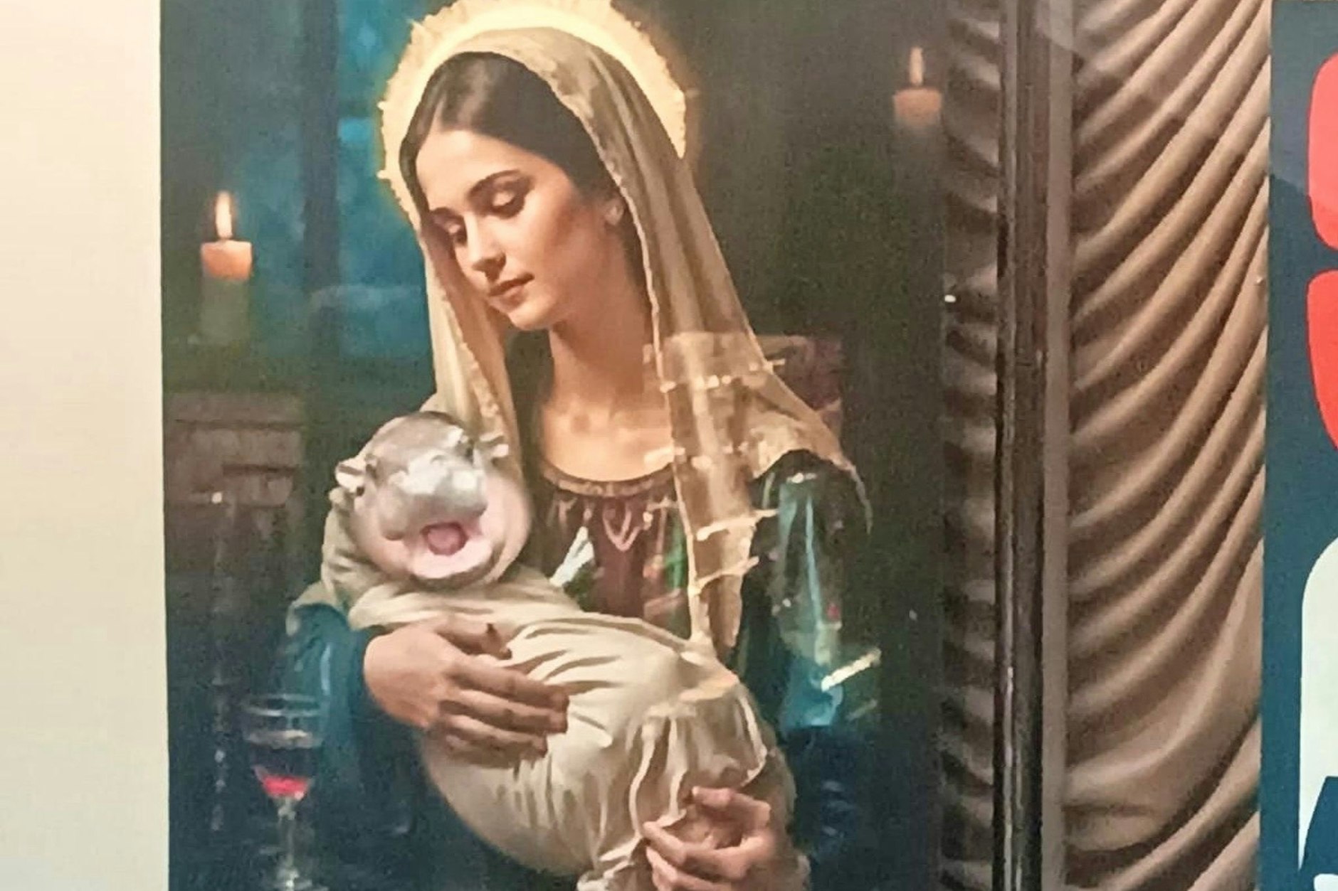 Maria mit dem Hippo-Kind statt dem Jesuskind. Im Schaufenster eines Einkaufszentrums in Bangkok ausgestellt.
