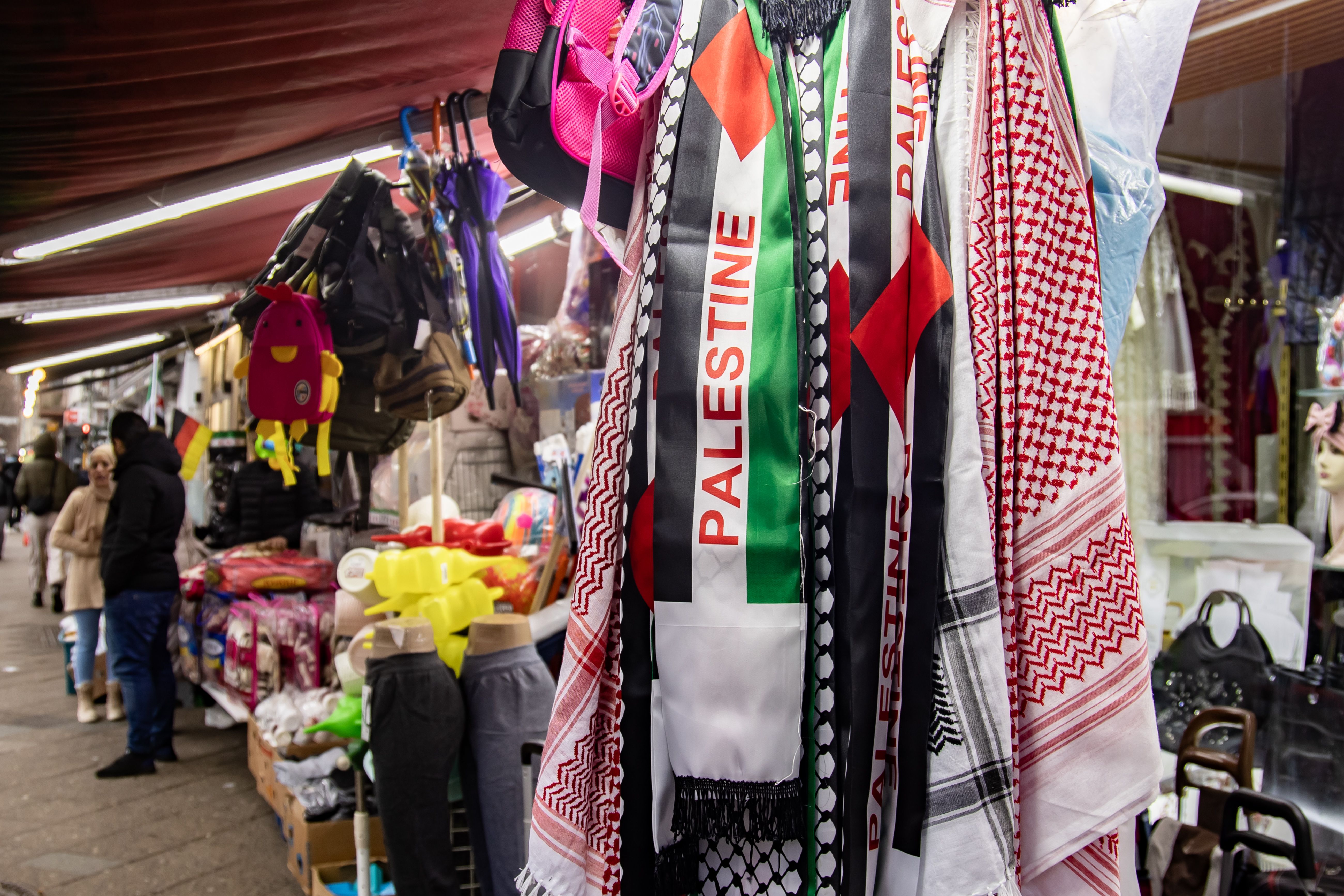 Image - Sonnenallee in Neukölln in Feierlaune: Baklava und Backwaren nach Waffenruhe-Abkommen in Gaza
