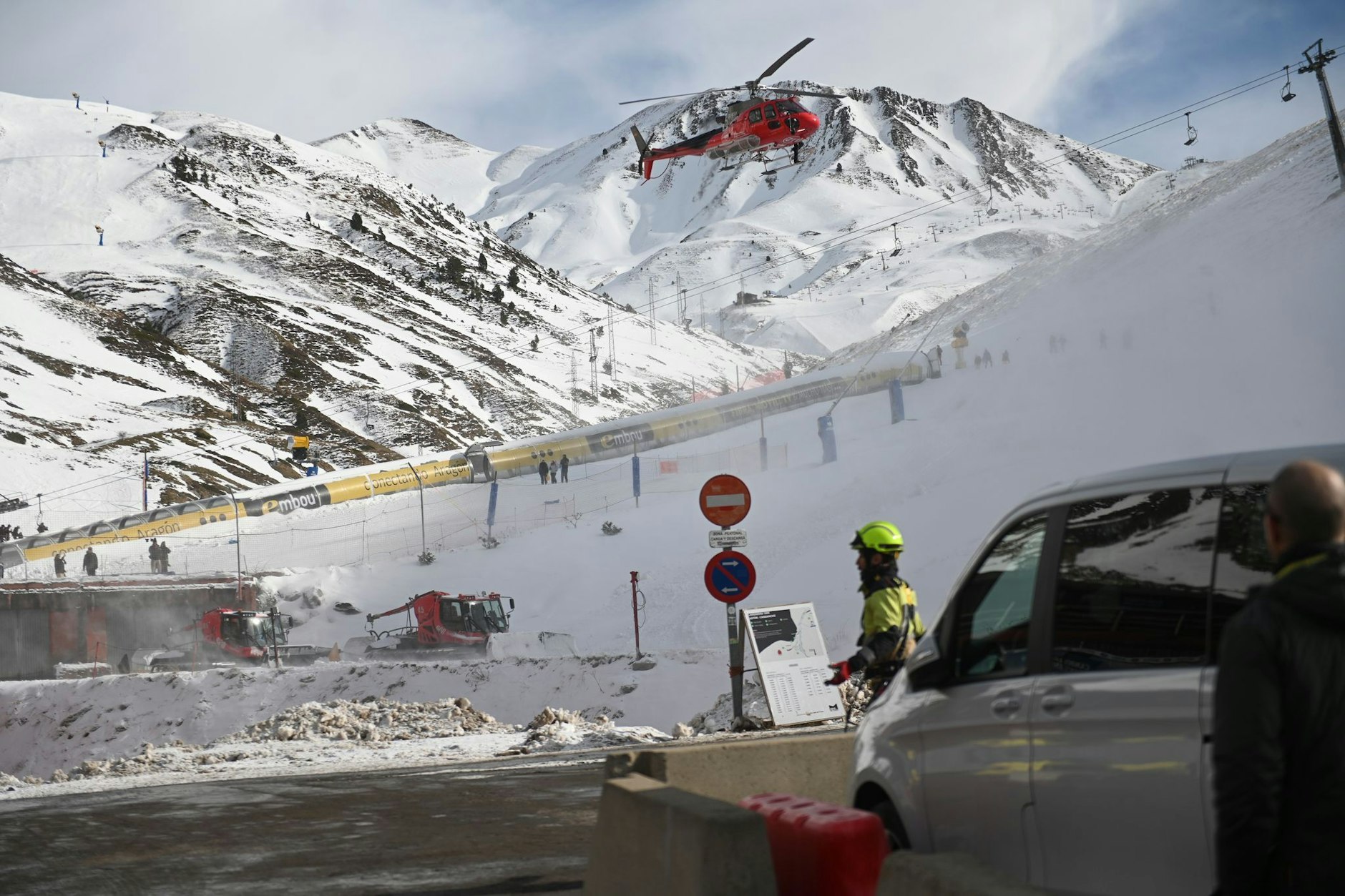 Skigebiet Astun: Verletzte werden mit Hubschraubern abtransportiert. 