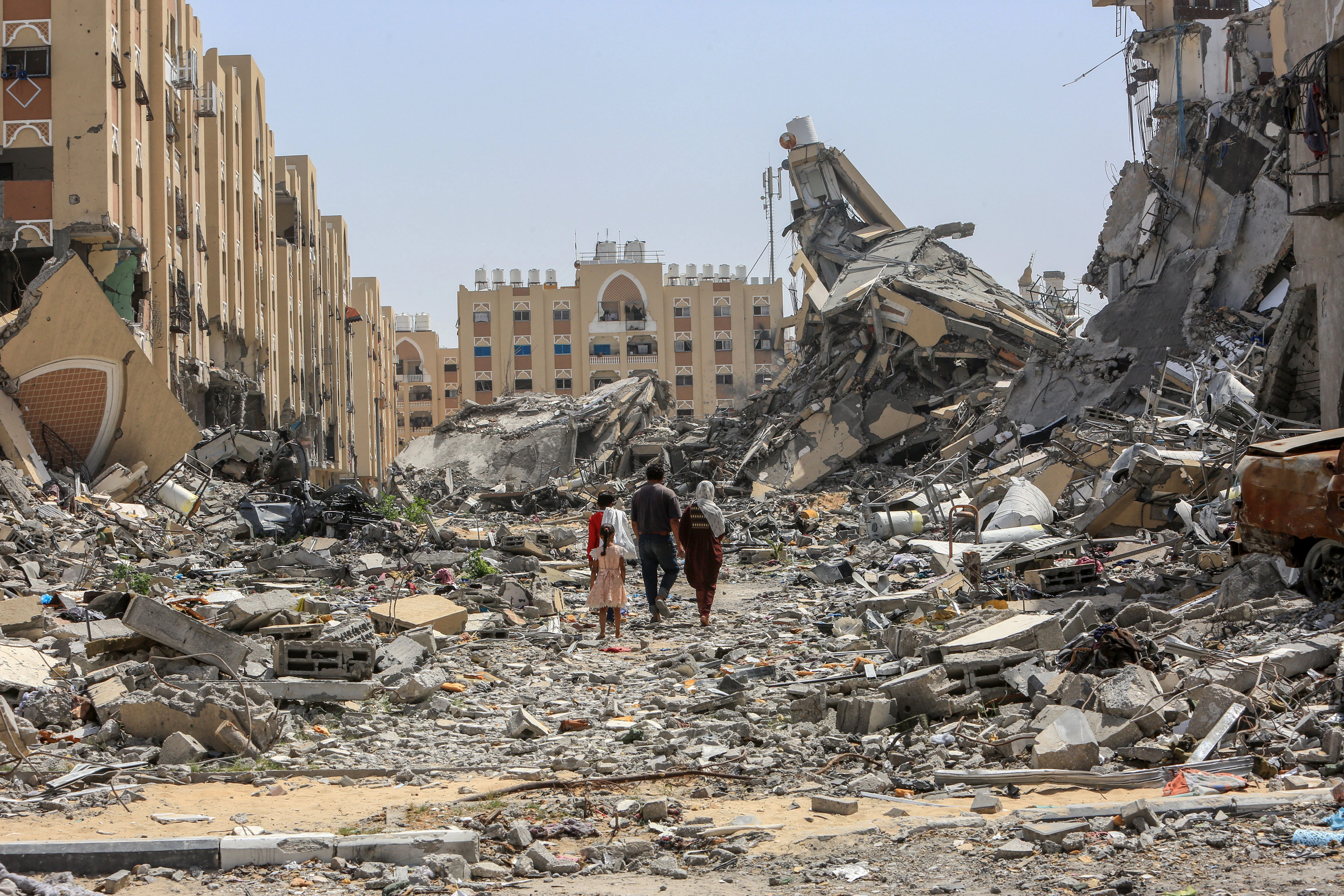 Palästinenser inspizieren ihre zerstörten Häuser in Hamad Town, nachdem sie nach dem Rückzug der israelischen Armee zurückgekehrt sind. Die Stadt ist, wie fast der gesamte Gazastreifen, massiv zerstört. 